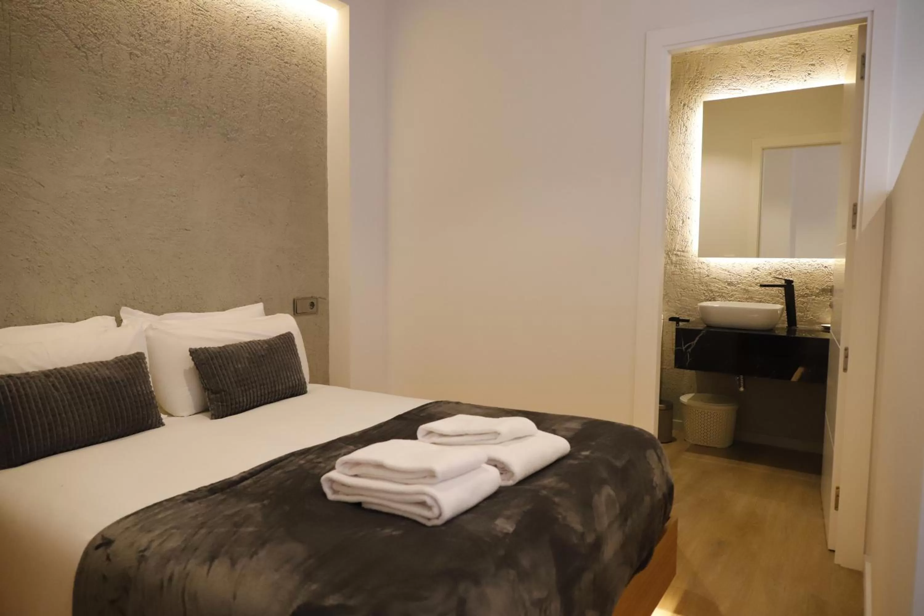 Bathroom, Bed in MEDINA HOMES PUENTE ROMANO