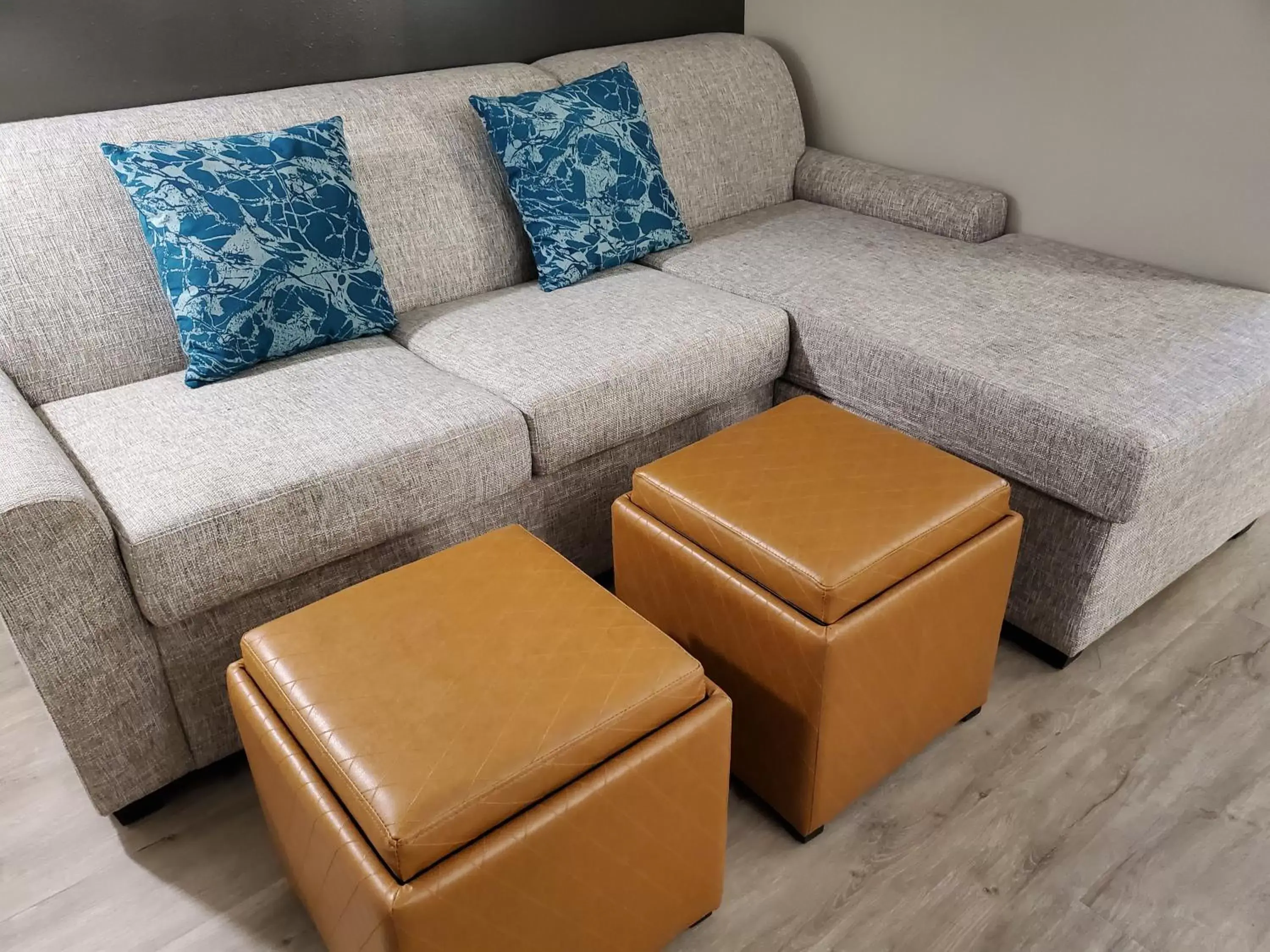 Living room, Seating Area in Comfort Suites Northlake