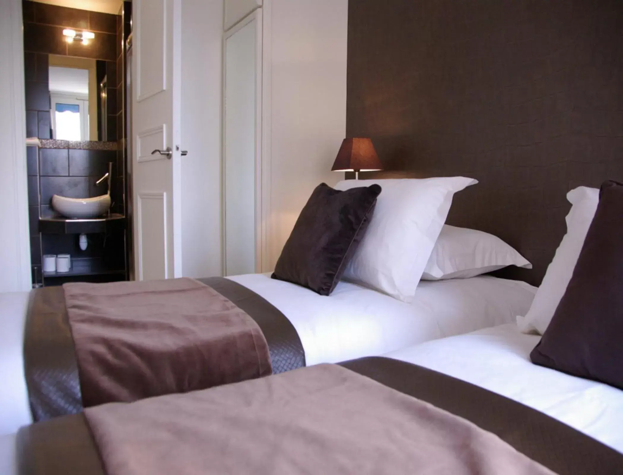 Bed in Atelier Montparnasse Hotel