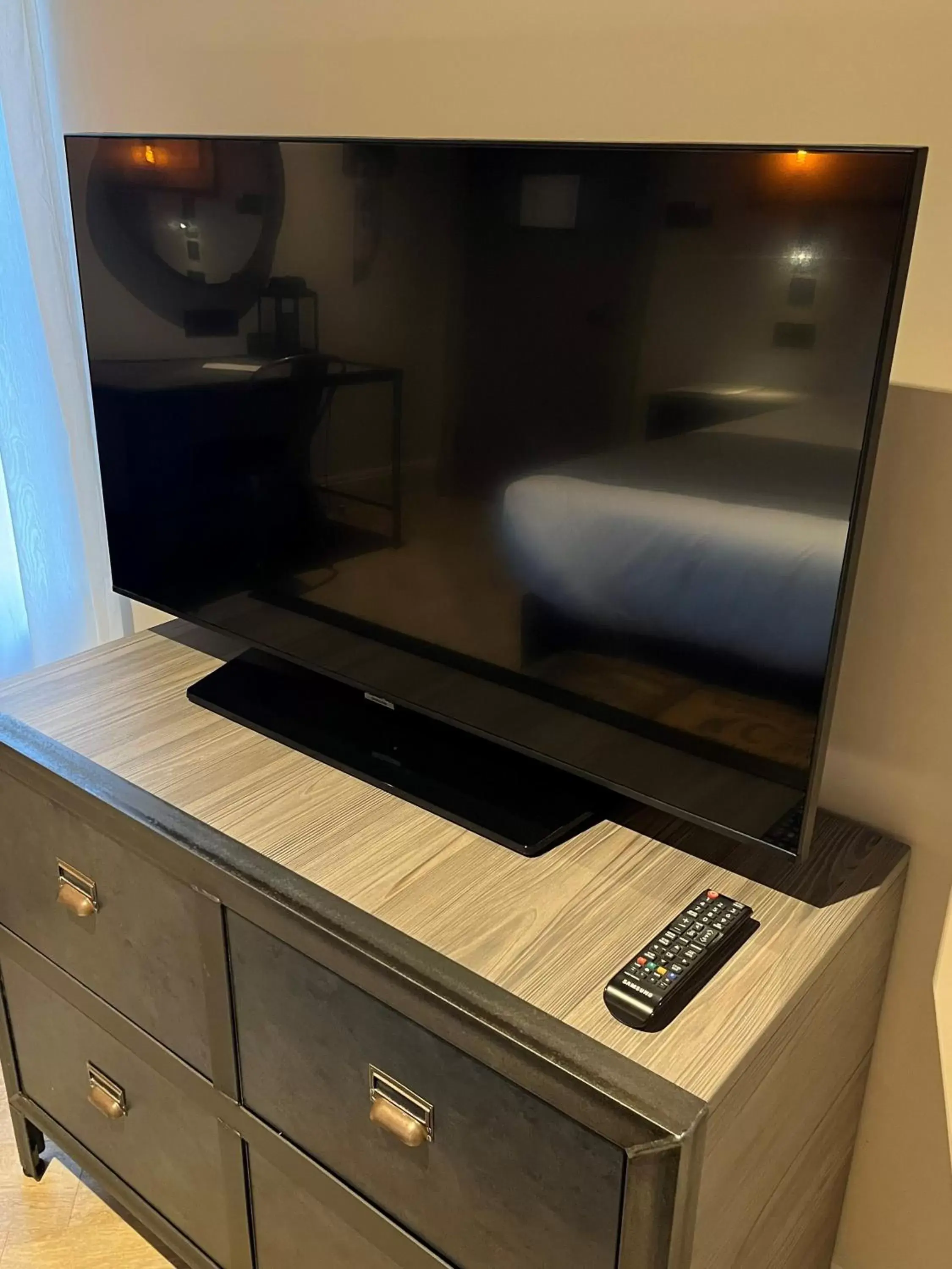 TV and multimedia, Bathroom in Hotel Indigo - Cardiff, an IHG Hotel