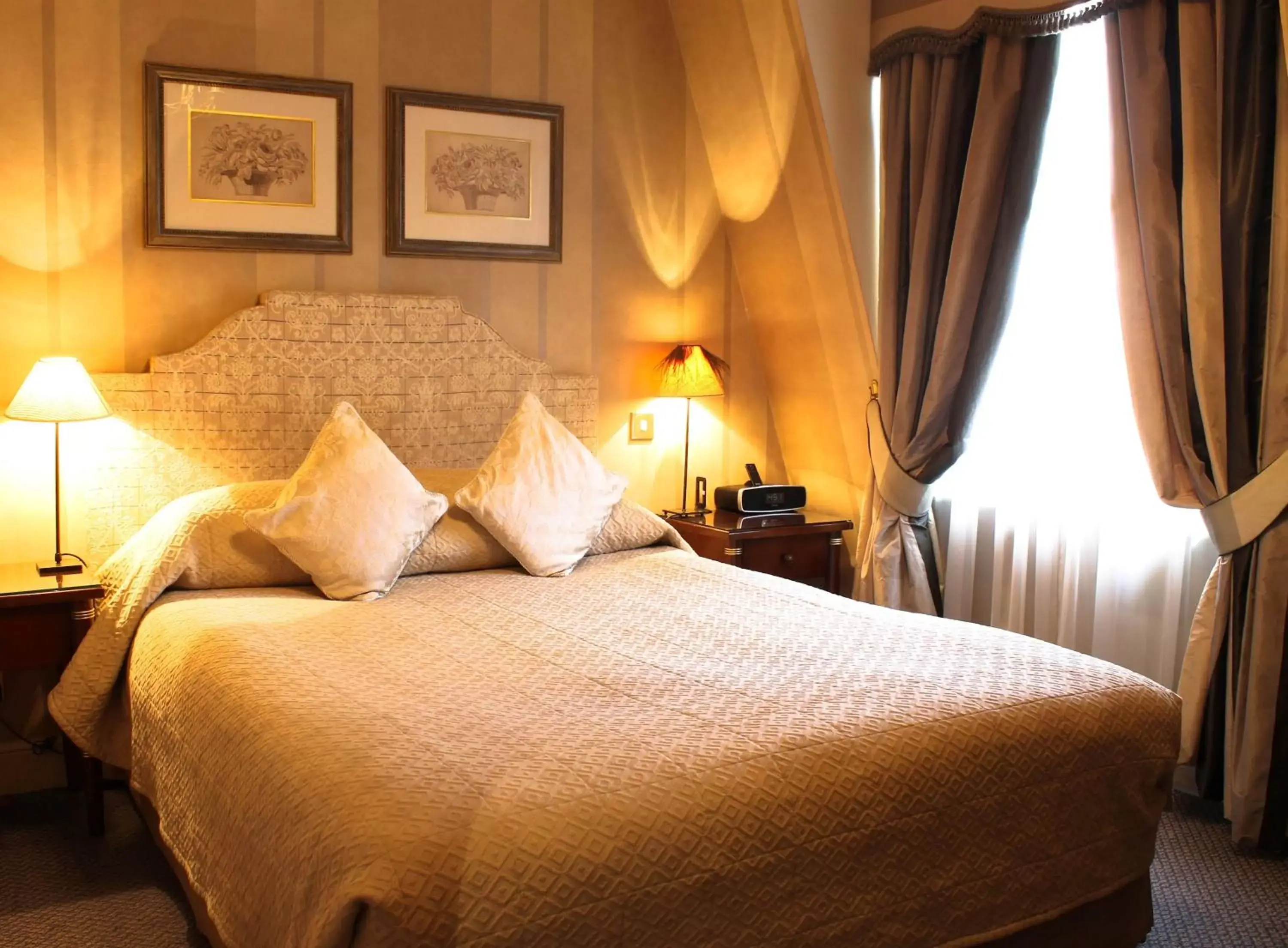 Bed in The Leonard Hotel