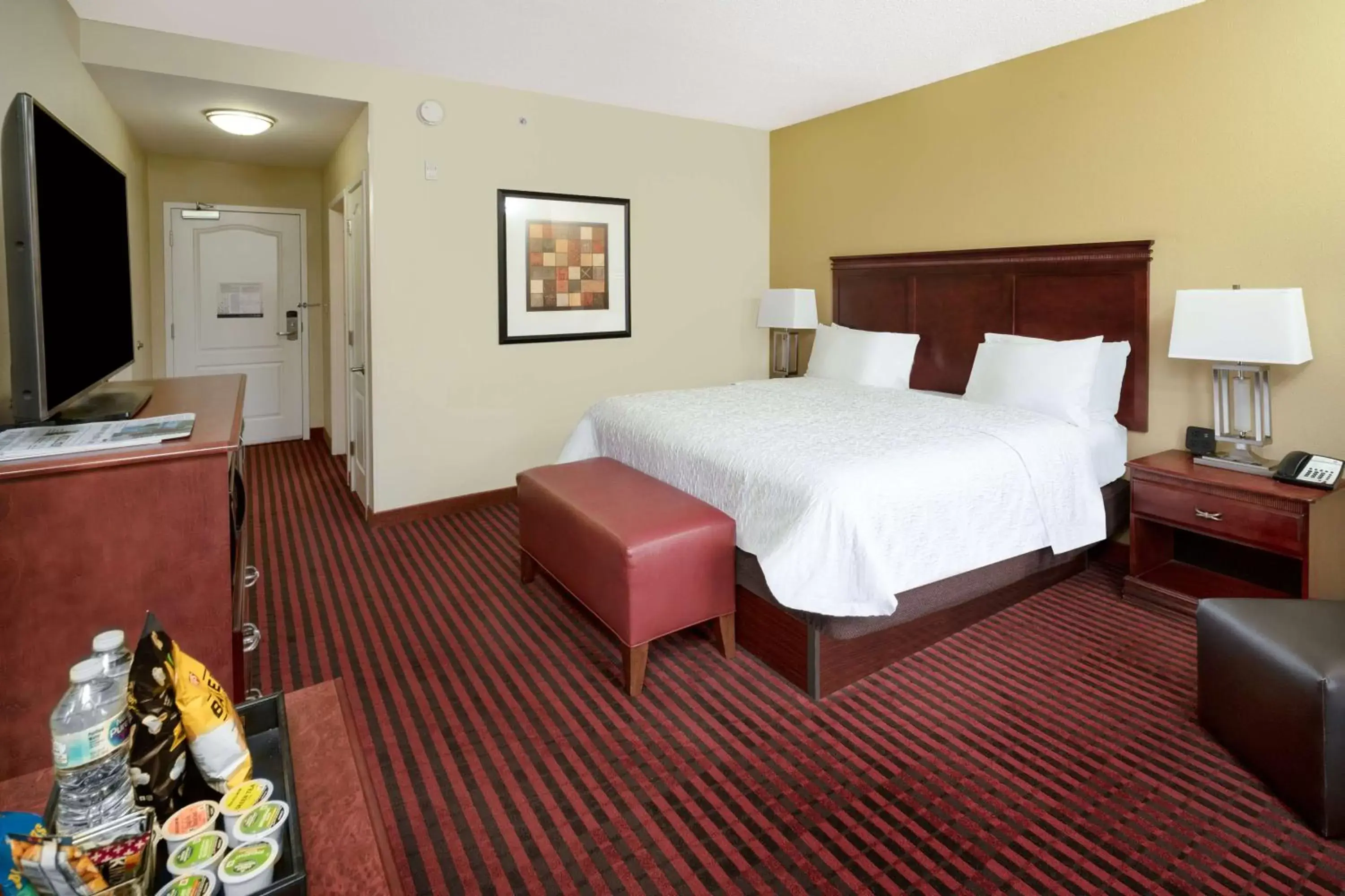 Photo of the whole room, Bed in Hampton Inn Covington