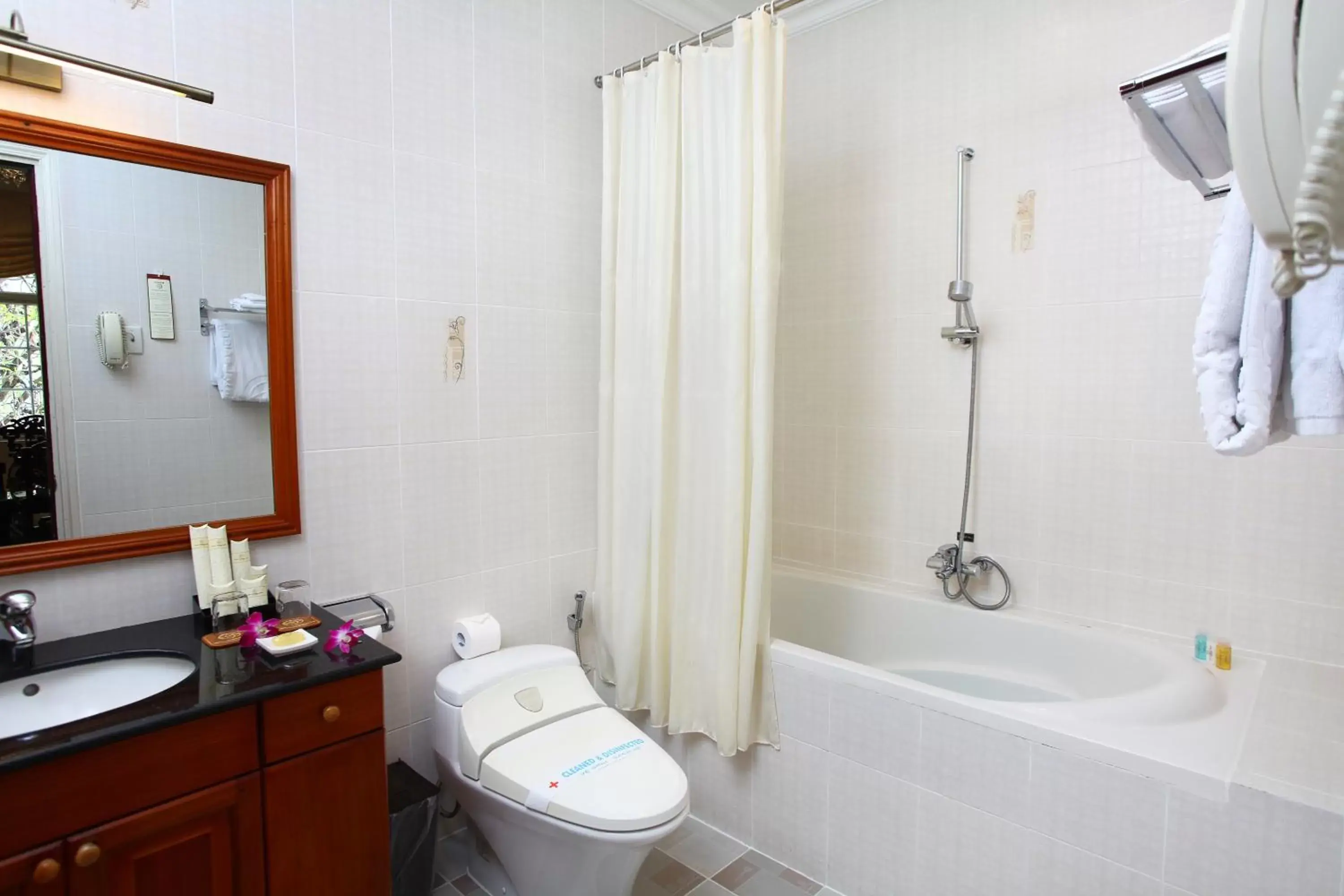 Bathroom in Hotel Continental Saigon