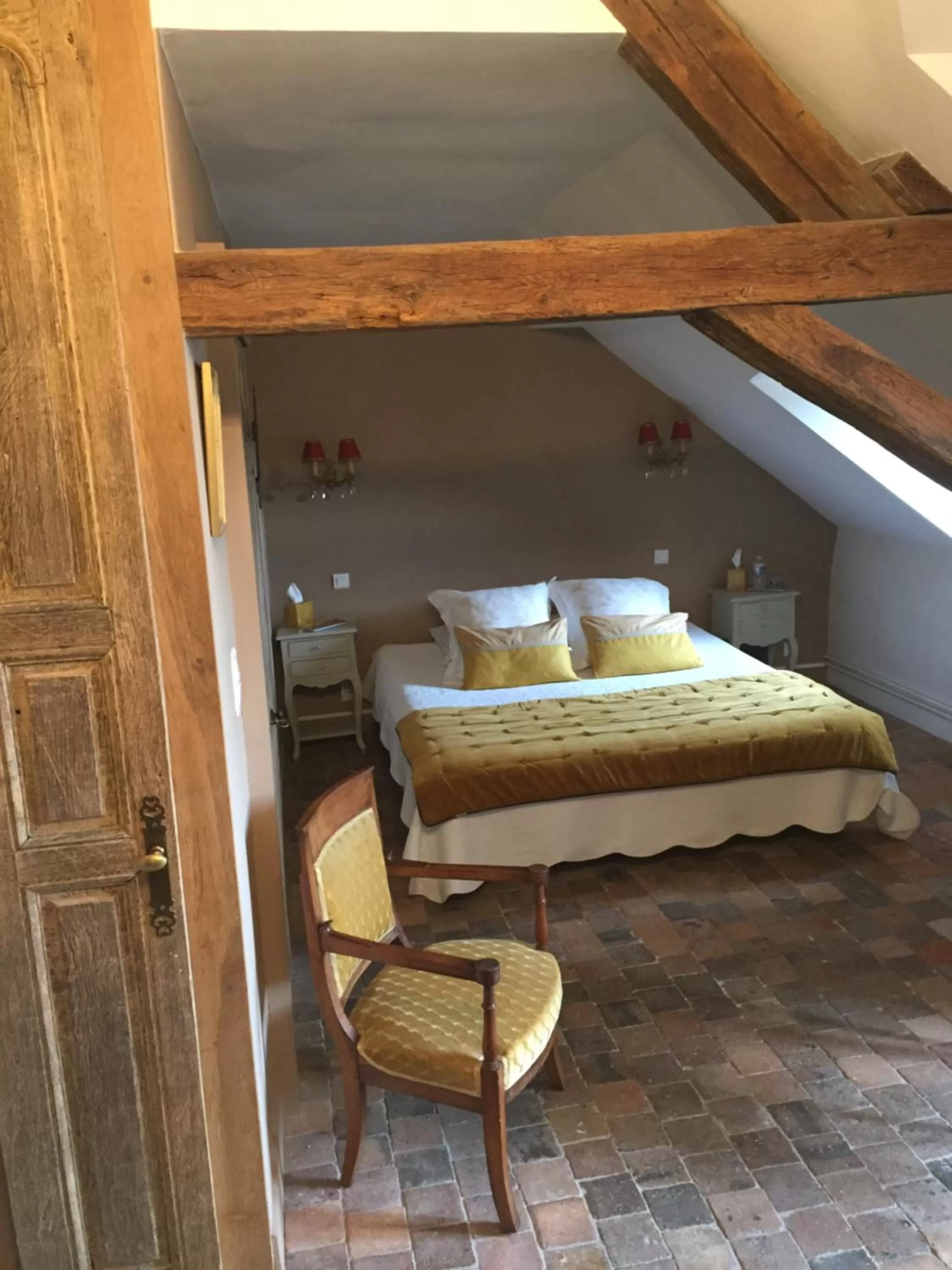 Bed in Au 16 Place Saint Louis