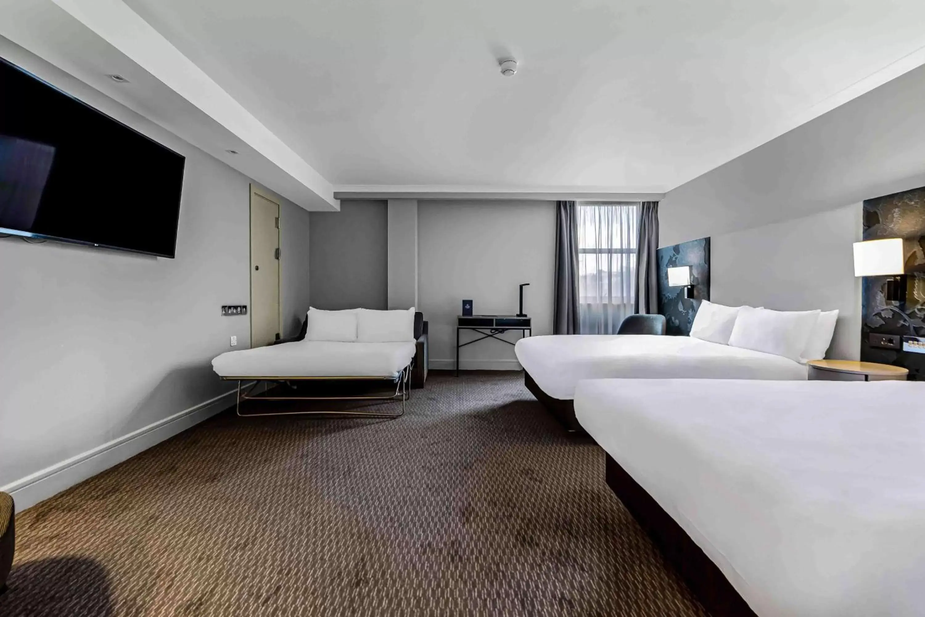 Bed, TV/Entertainment Center in Doubletree By Hilton London Kensington