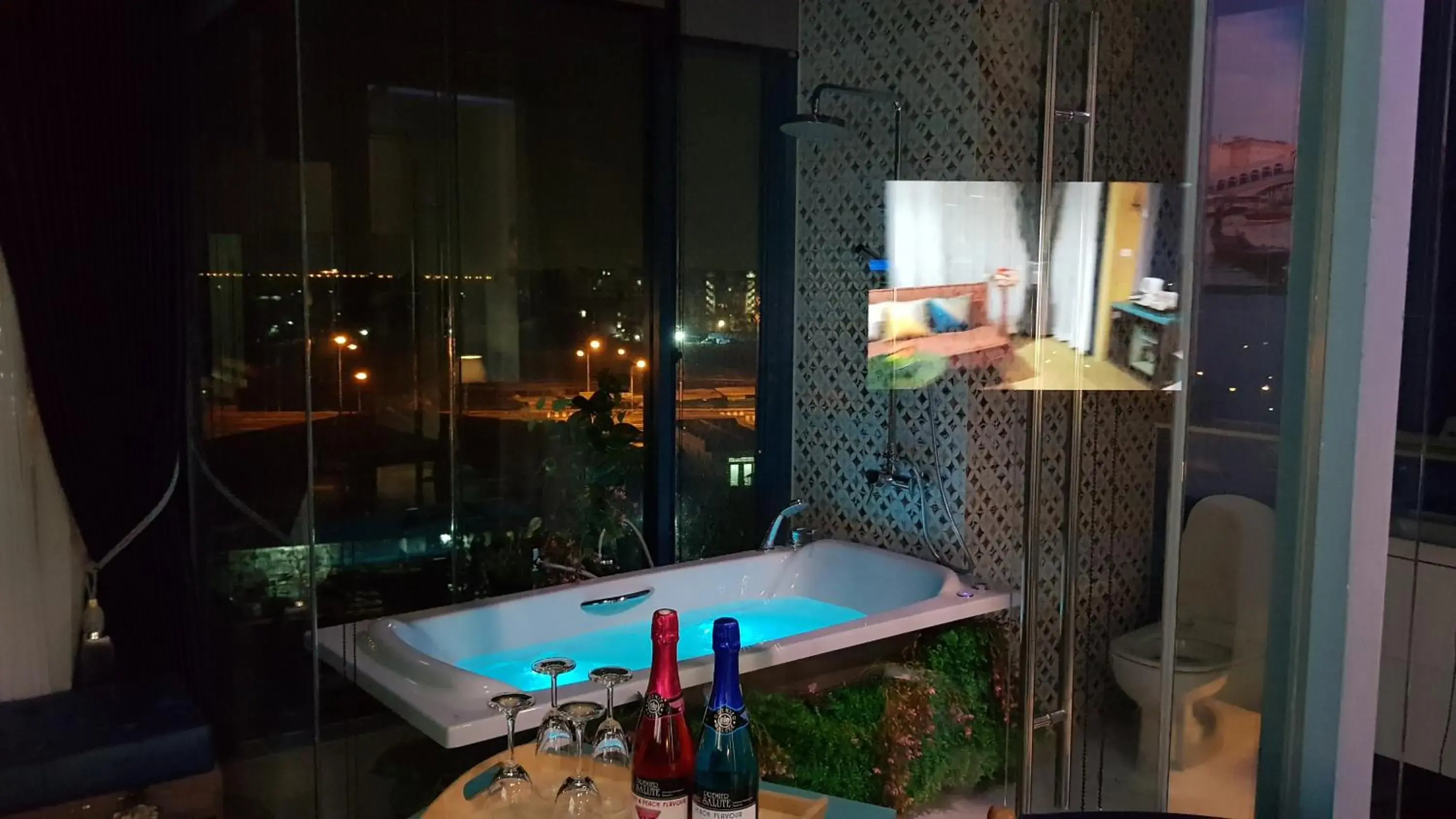 Hot Tub, Pool View in BlueTel Re'sidencE Bangkok IMPACT- 1 Time Drop-Off Service to IMPACT