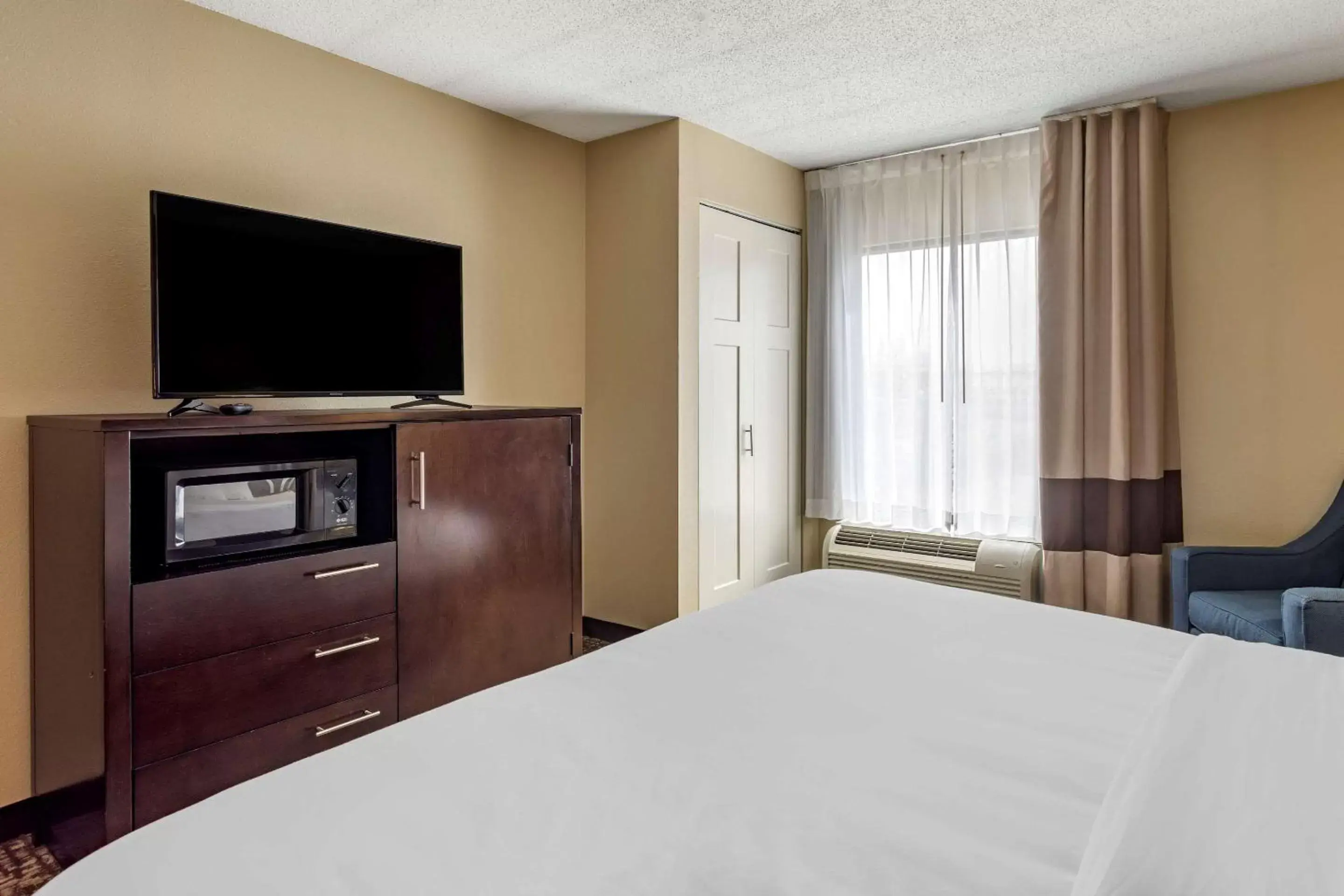 Photo of the whole room, Bed in Comfort Inn Paducah I-24