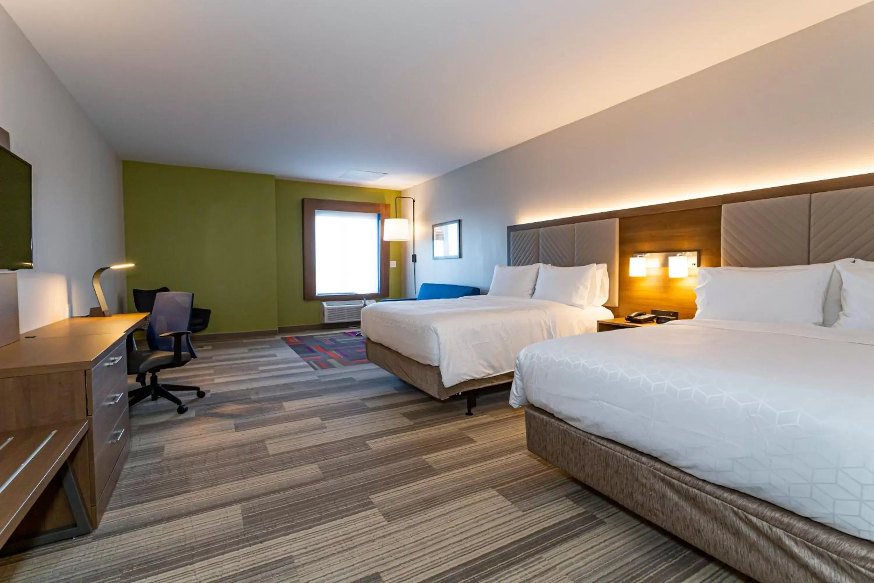 Photo of the whole room, Bed in Holiday Inn Express & Suites - Columbus - Worthington, an IHG Hotel