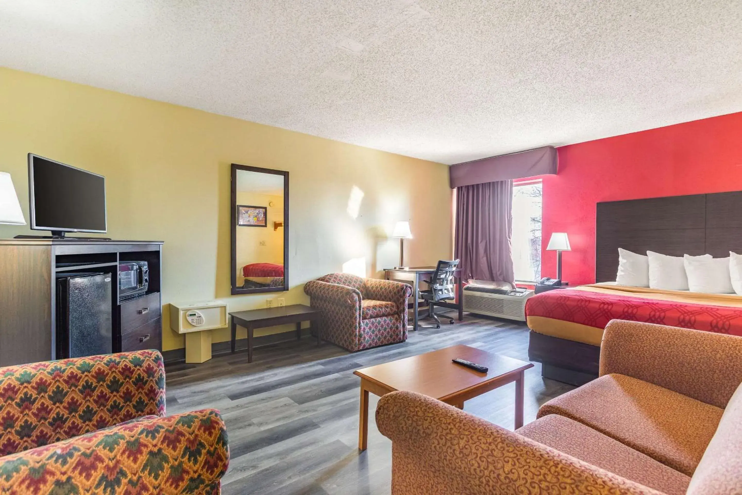 Photo of the whole room, Seating Area in Econo Lodge & Suites Clarksville