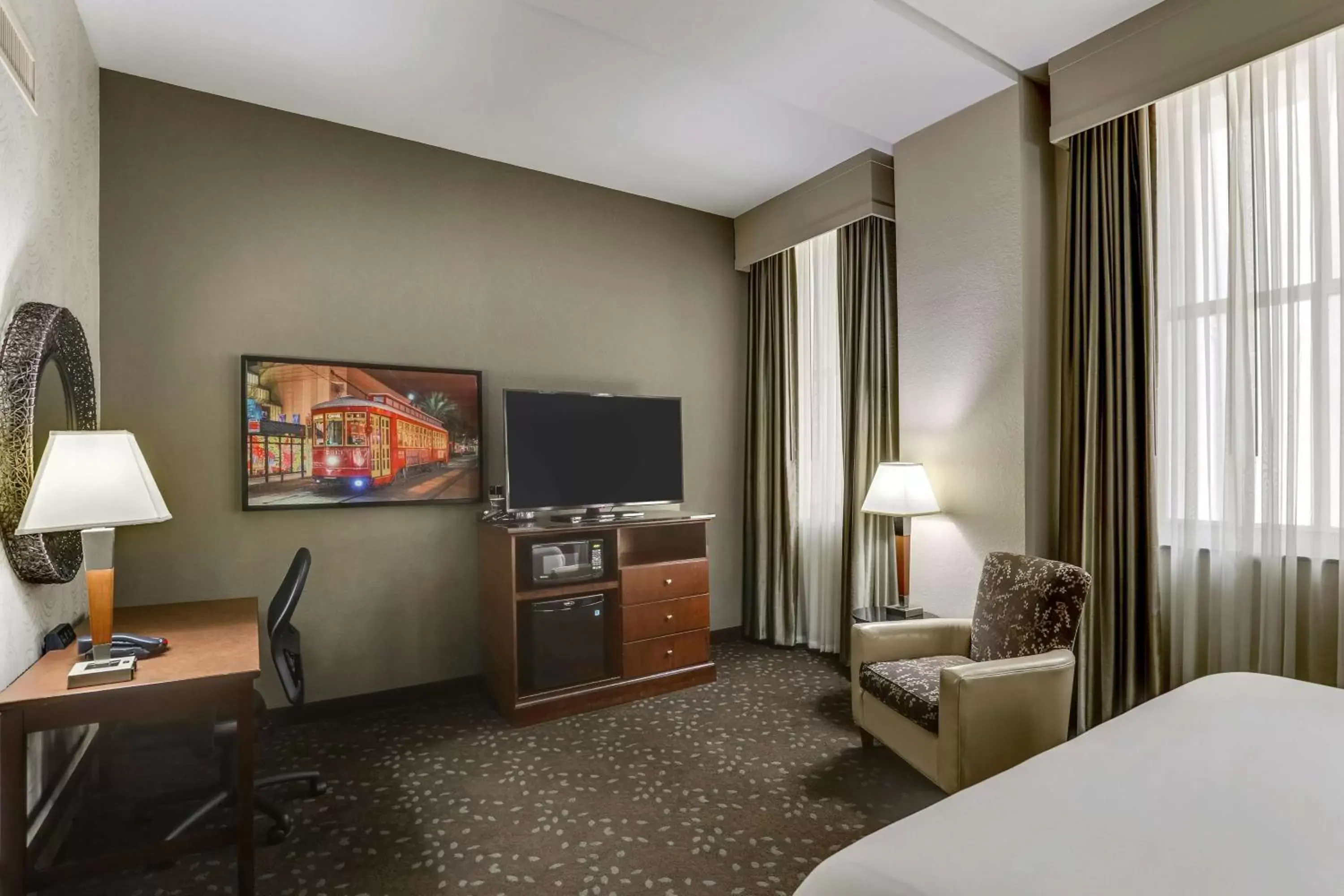 Bedroom, TV/Entertainment Center in Drury Plaza Hotel New Orleans