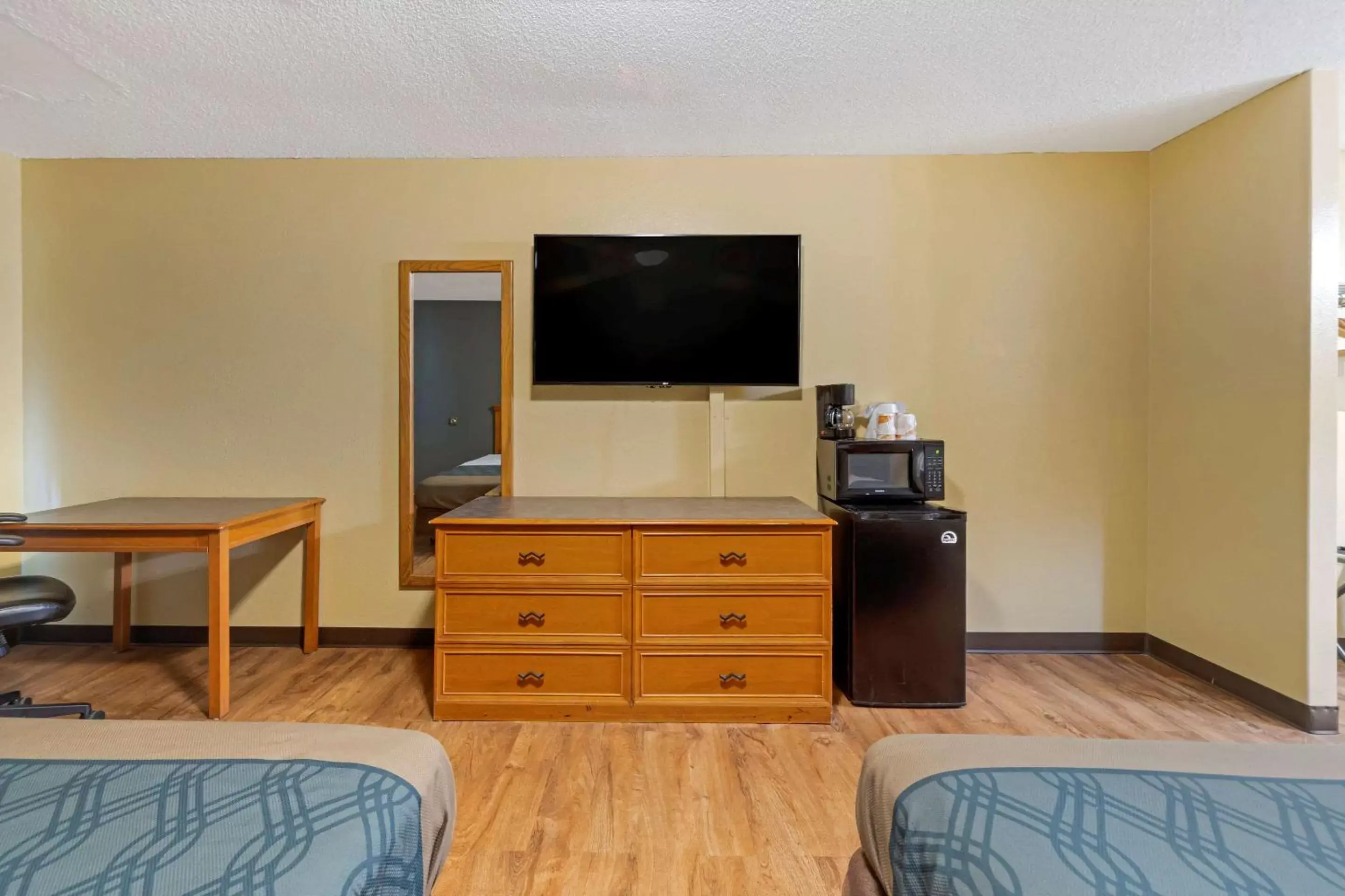 Photo of the whole room, TV/Entertainment Center in Econo Lodge Pryor