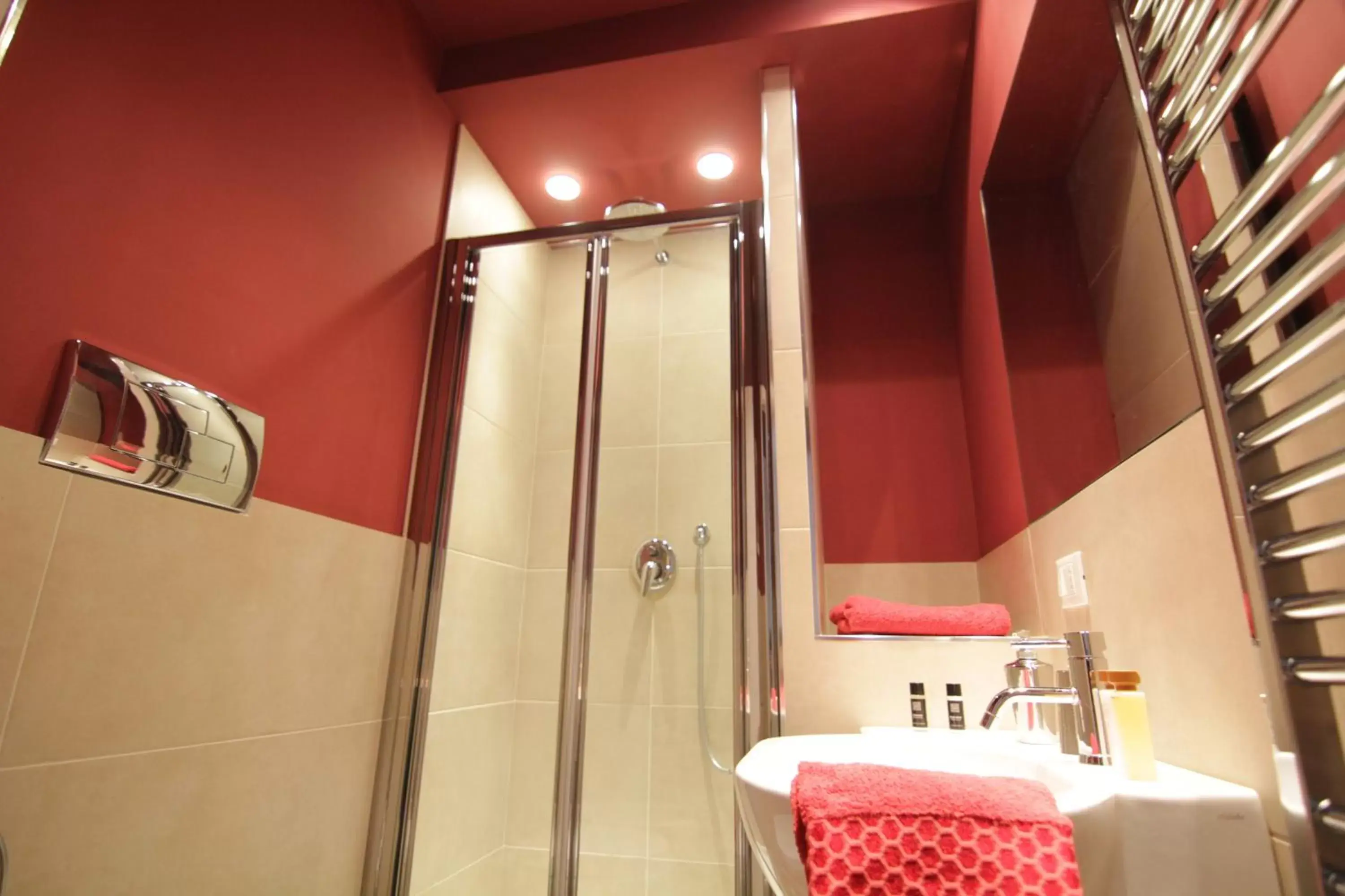 Shower, Bathroom in 120 Rodionoff Palermo Centro - Ben collegato con l'aeroporto, la spiaggia di Mondello