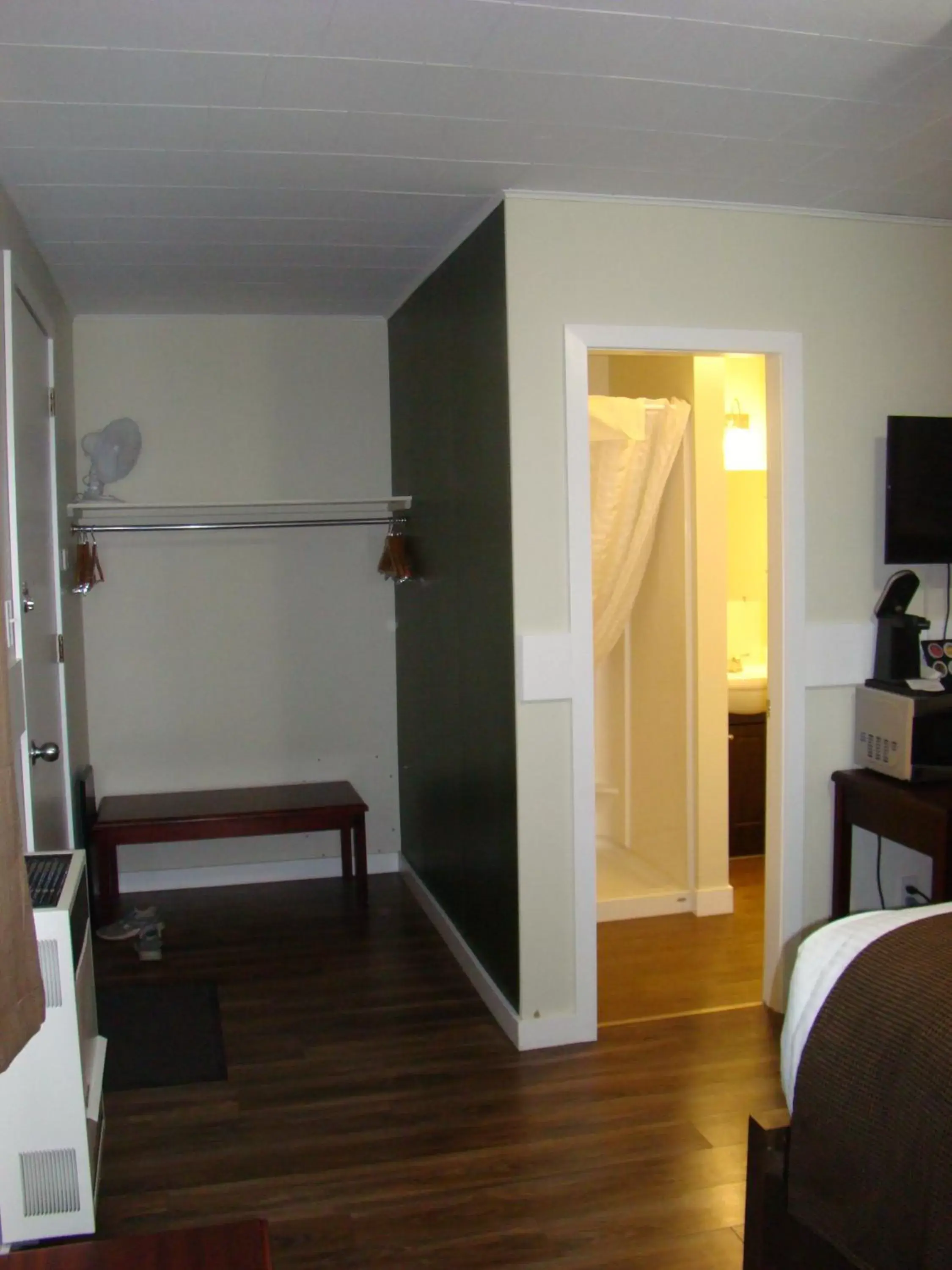 Bedroom, TV/Entertainment Center in Paddock Inn