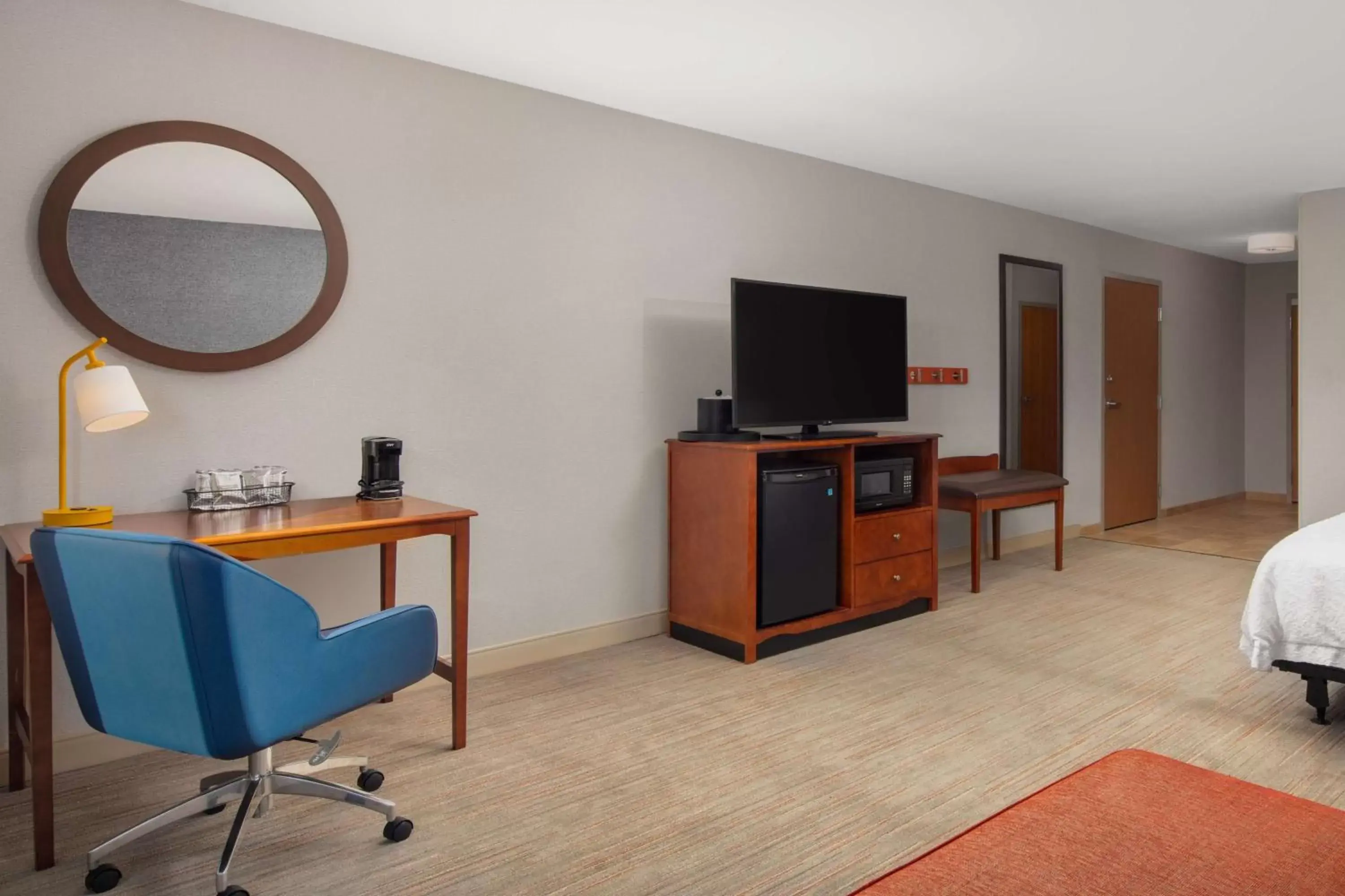 Bedroom, TV/Entertainment Center in Hampton Inn Medford