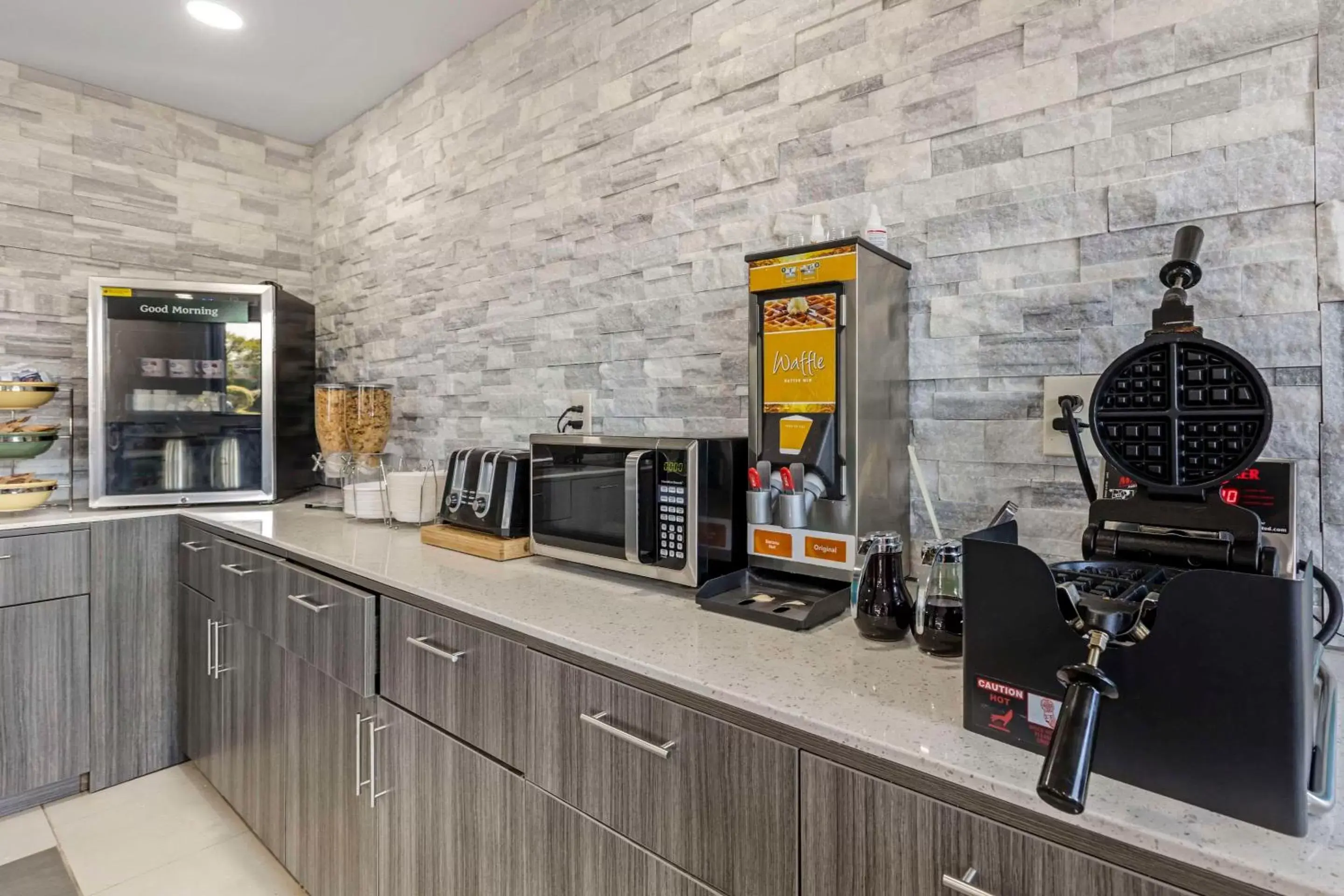 Breakfast, Kitchen/Kitchenette in Quality Inn