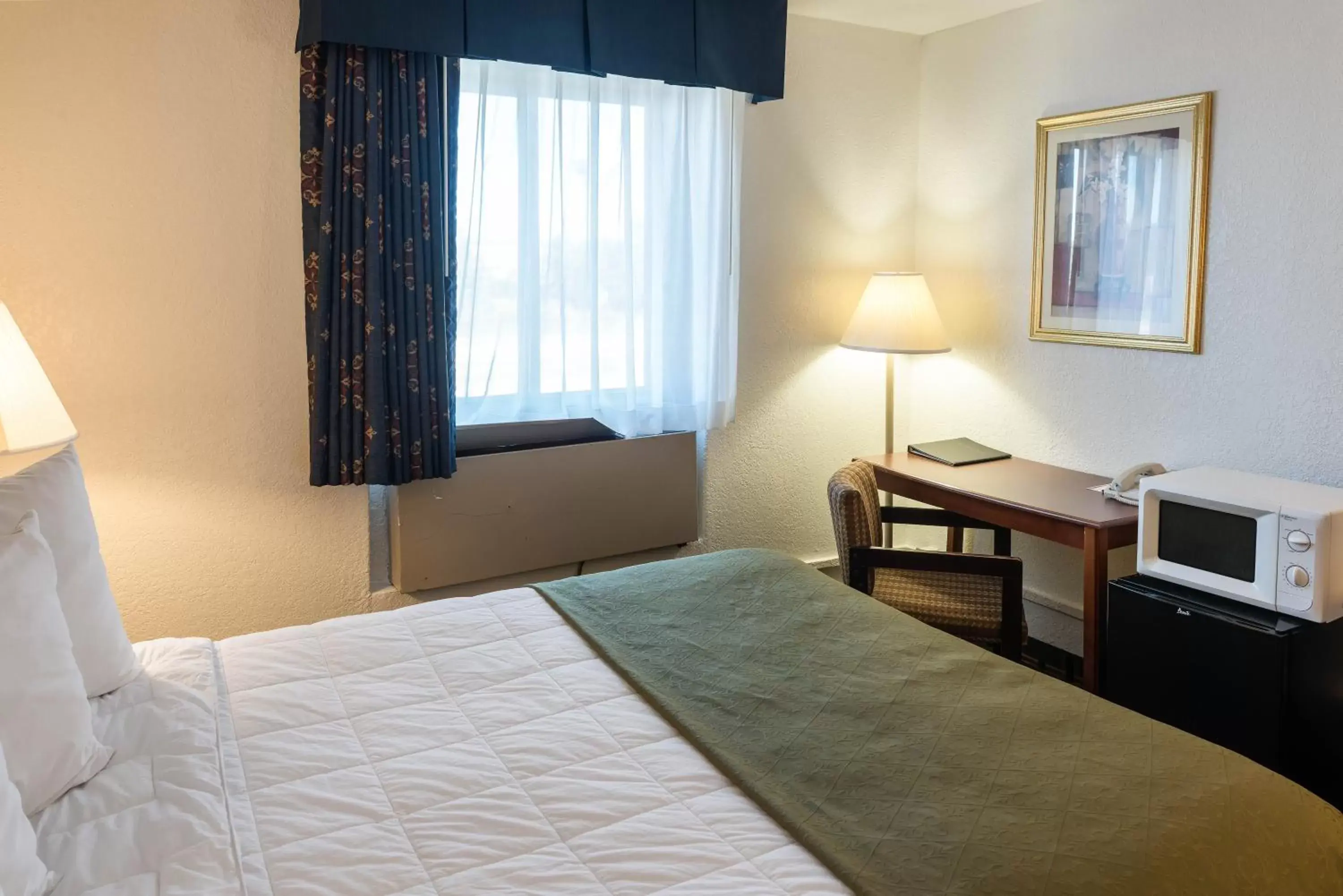 Bed in Quality Inn Bed in Quality Inn
