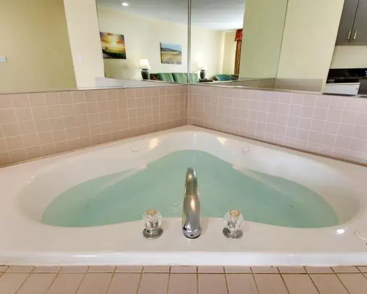 Hot Tub in EverSpring Inn & Suites