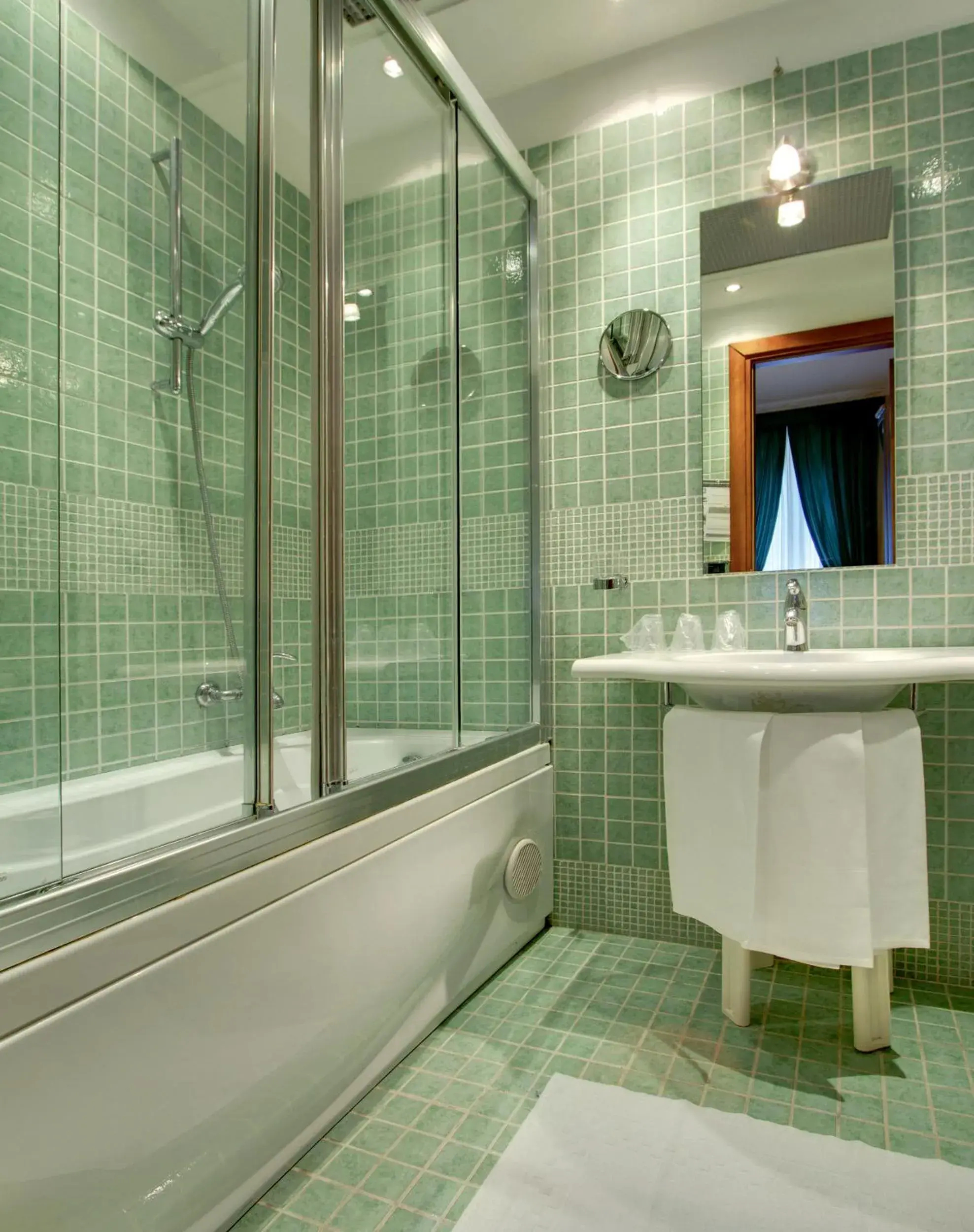 Bathroom in Corot Hotel
