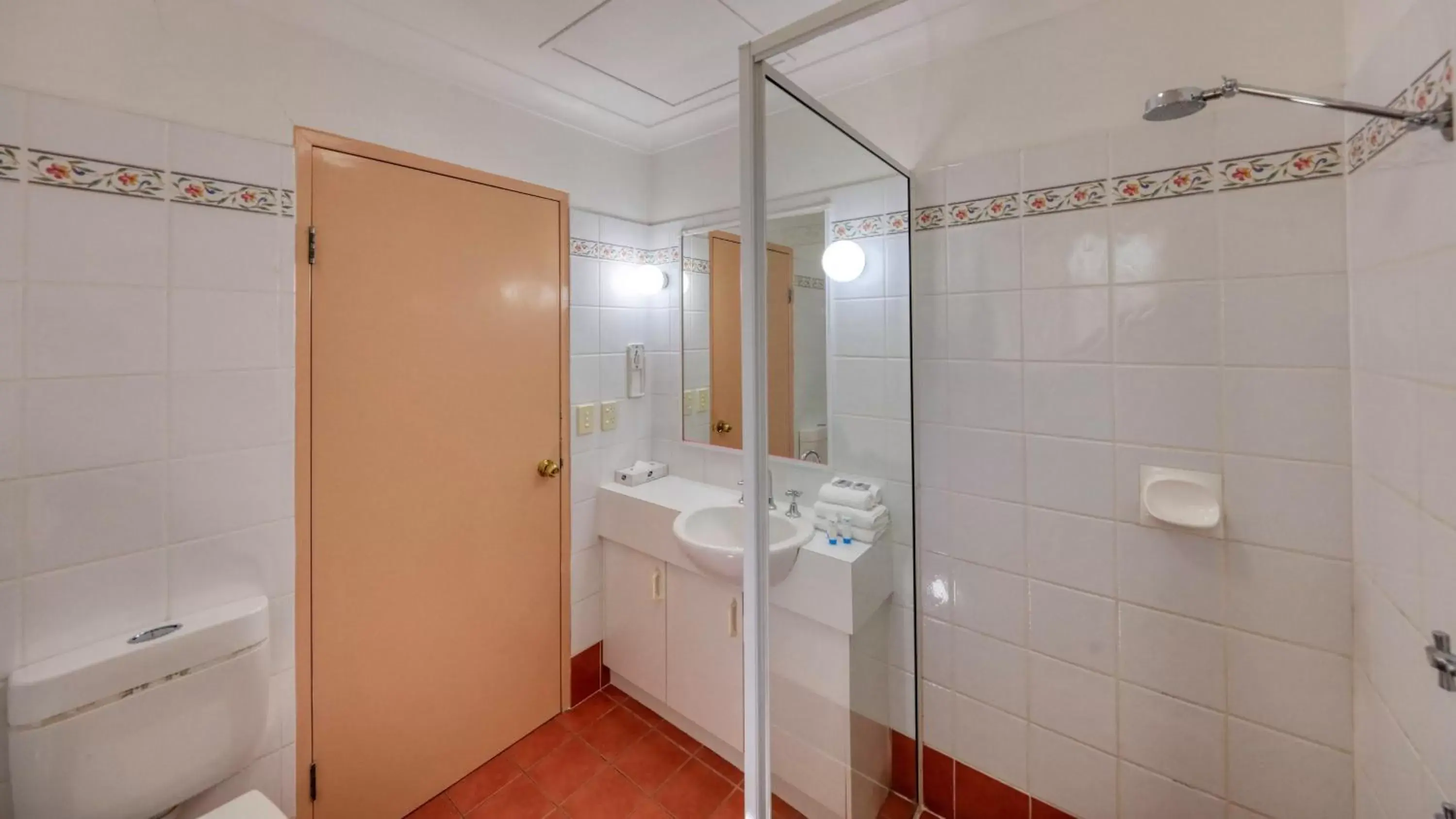 Shower, Bathroom in Southern Comfort Motor Inn