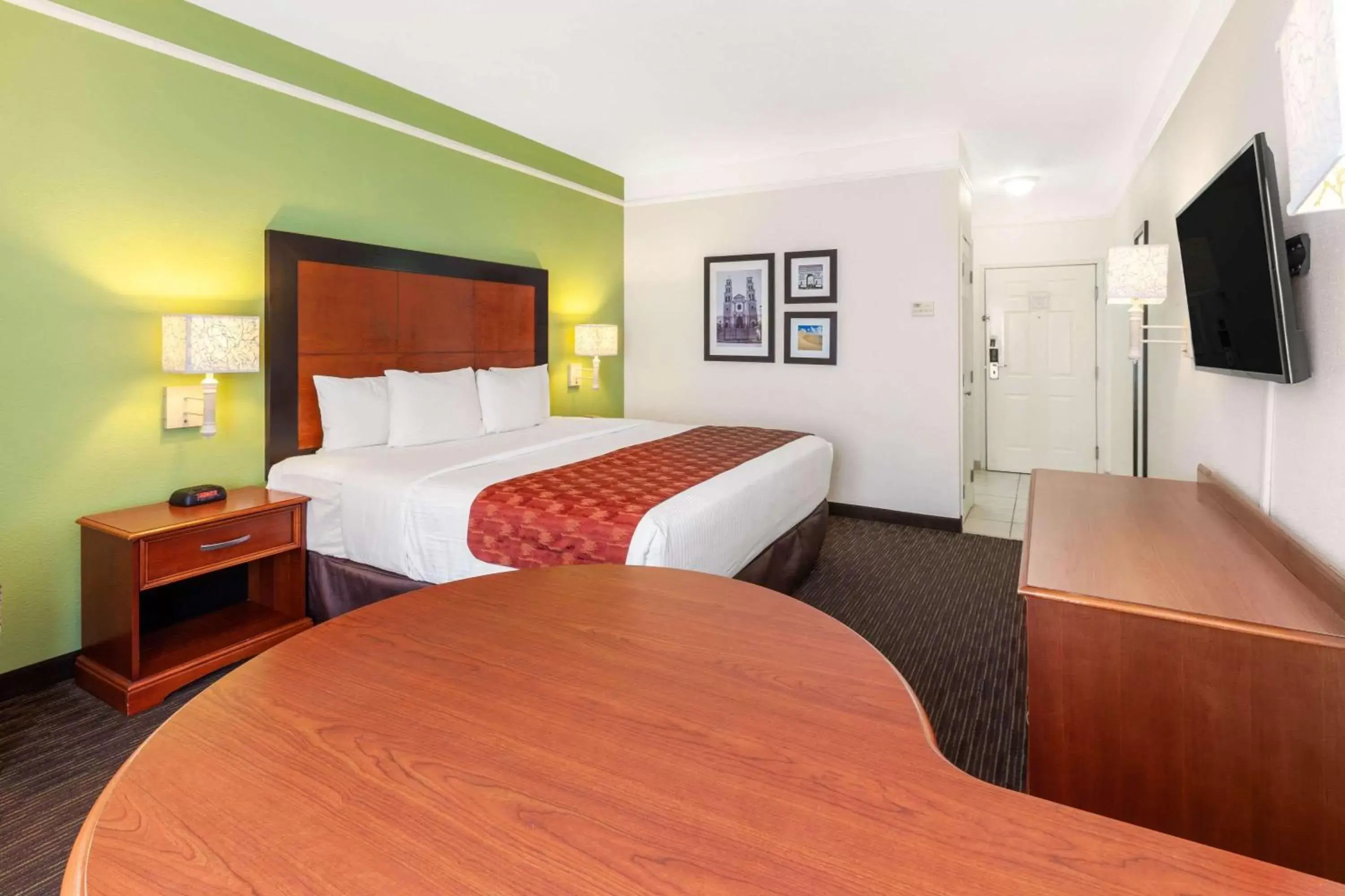 Photo of the whole room in La Quinta by Wyndham Cd Juarez Near US Consulate Photo of the whole room in La Quinta by Wyndham Cd Juarez Near US Consulate