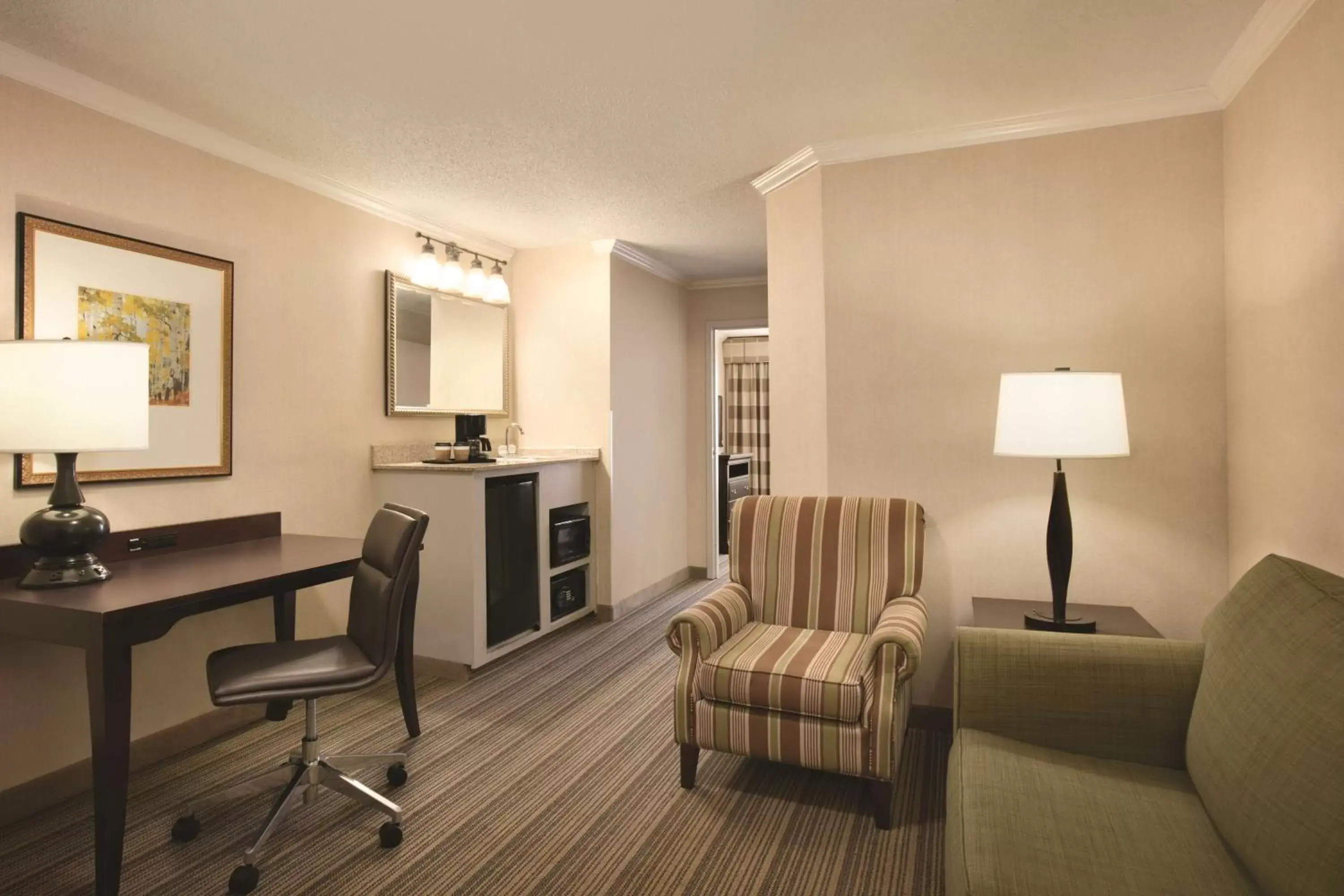 Photo of the whole room, Seating Area in Country Inn & Suites by Radisson, Atlanta Airport North, GA