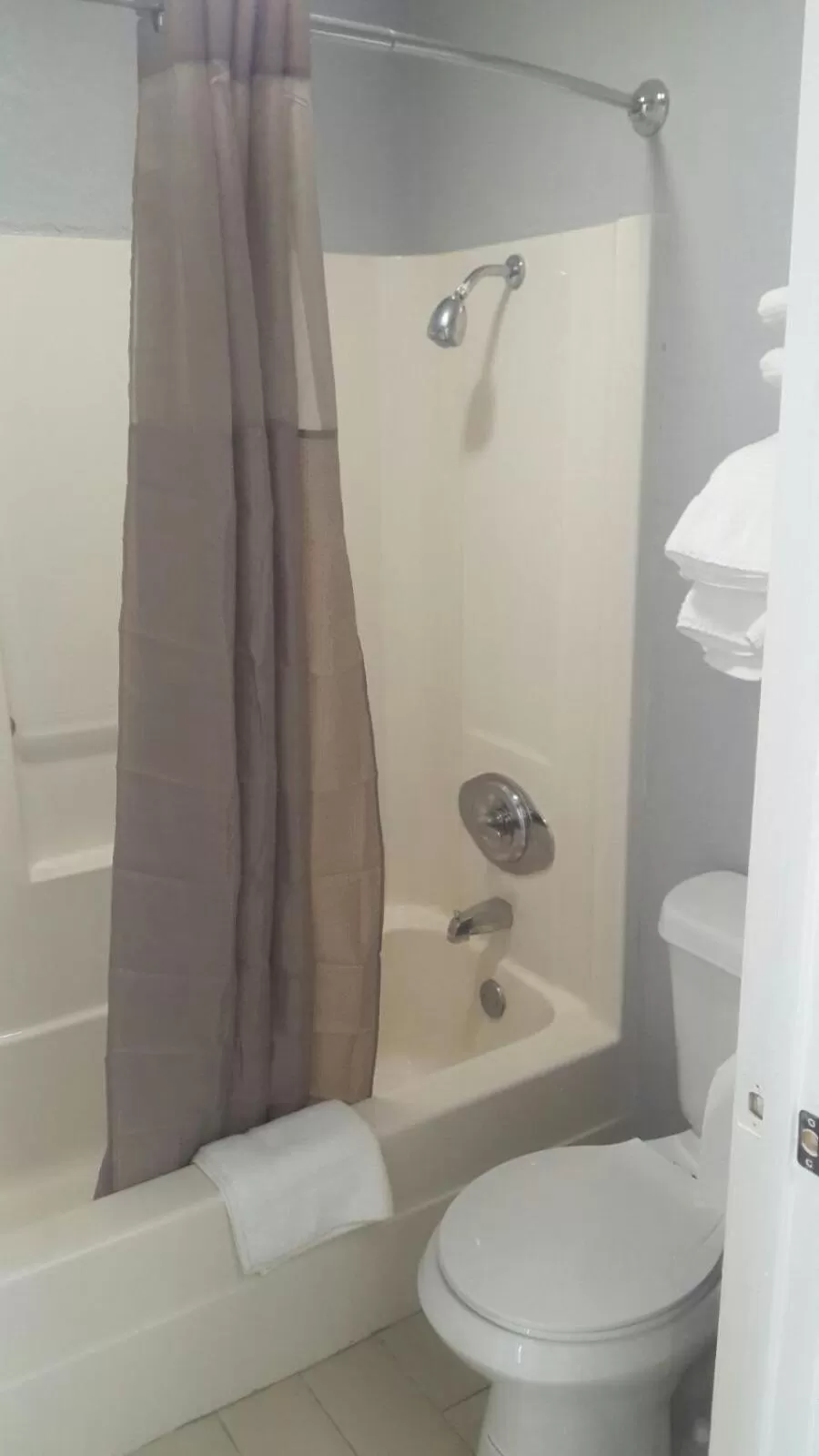 Shower in Paris Inn and Suites