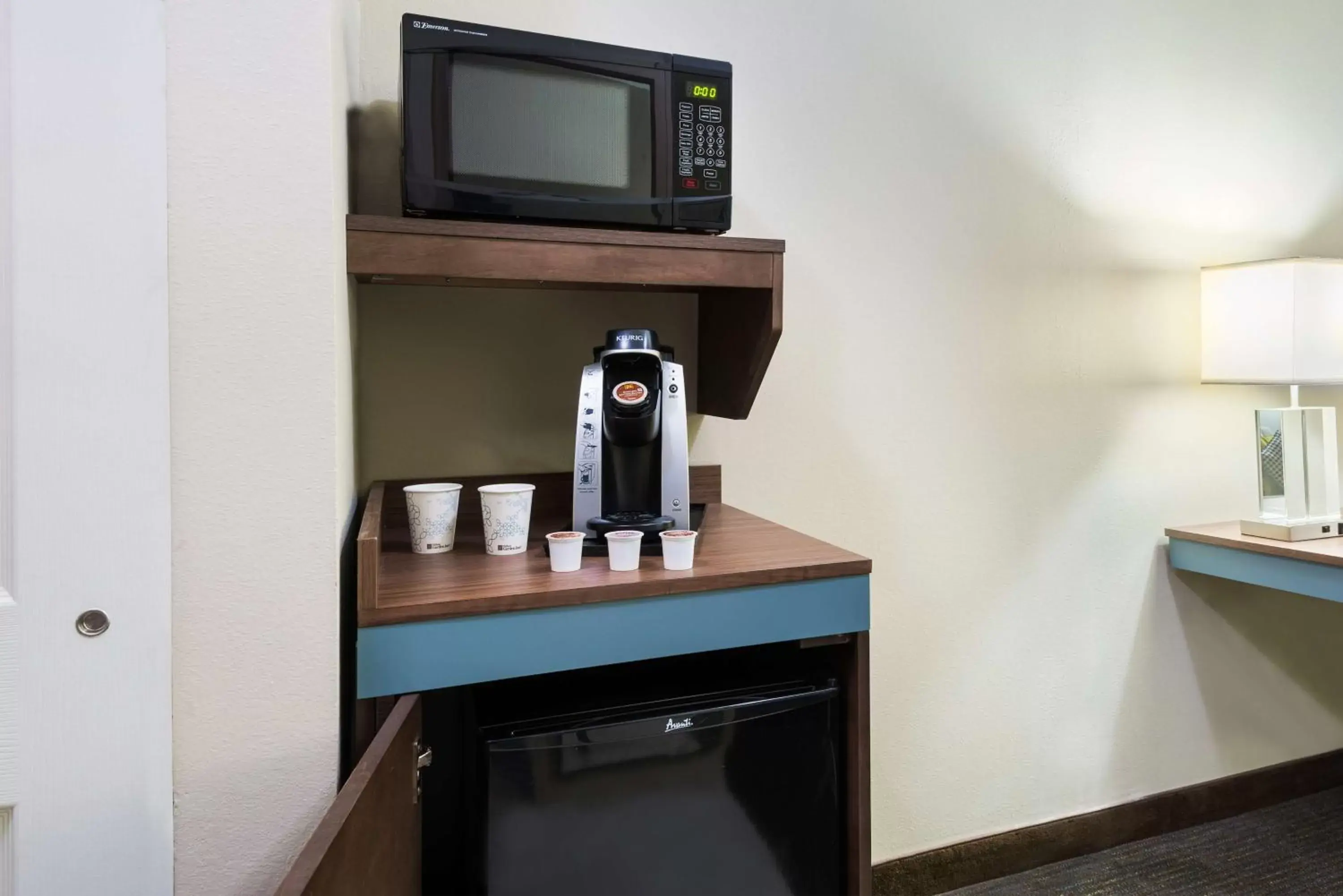 Kitchen or kitchenette, TV/Entertainment Center in Hilton Garden Inn Westbury