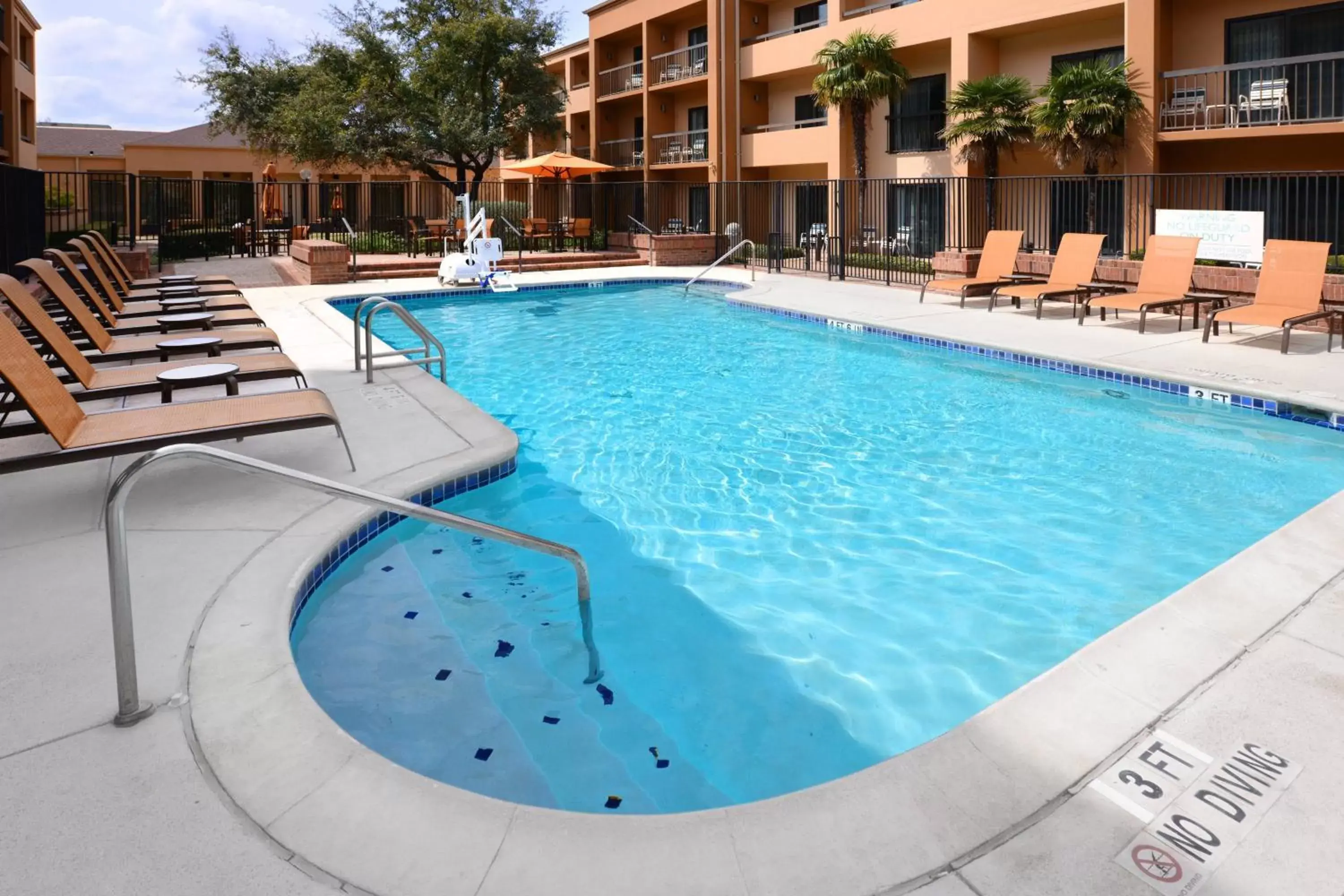 Swimming Pool in Courtyard by Marriott San Antonio Medical Center