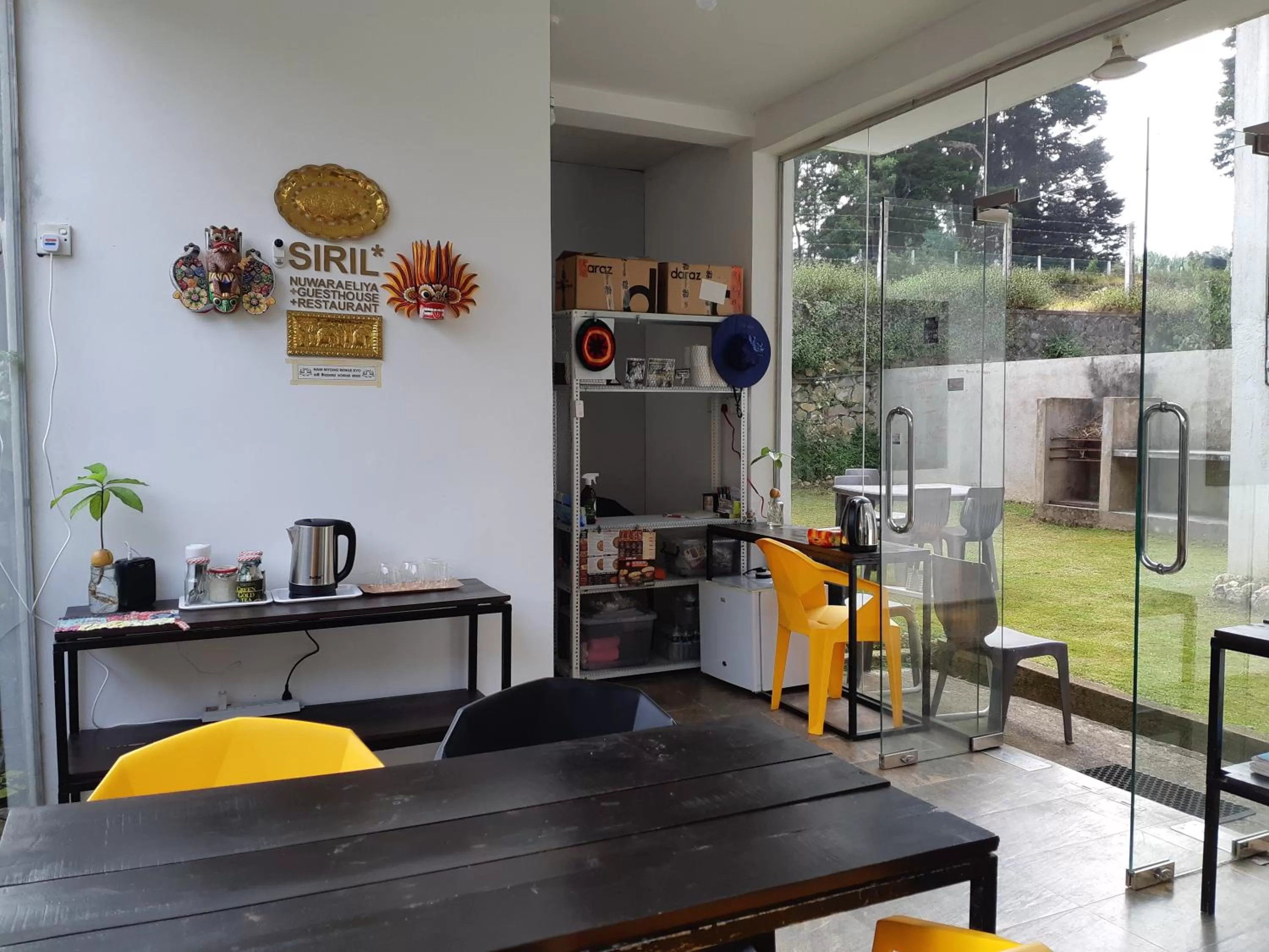 Restaurant/places to eat in Siril Guesthouse Hostel