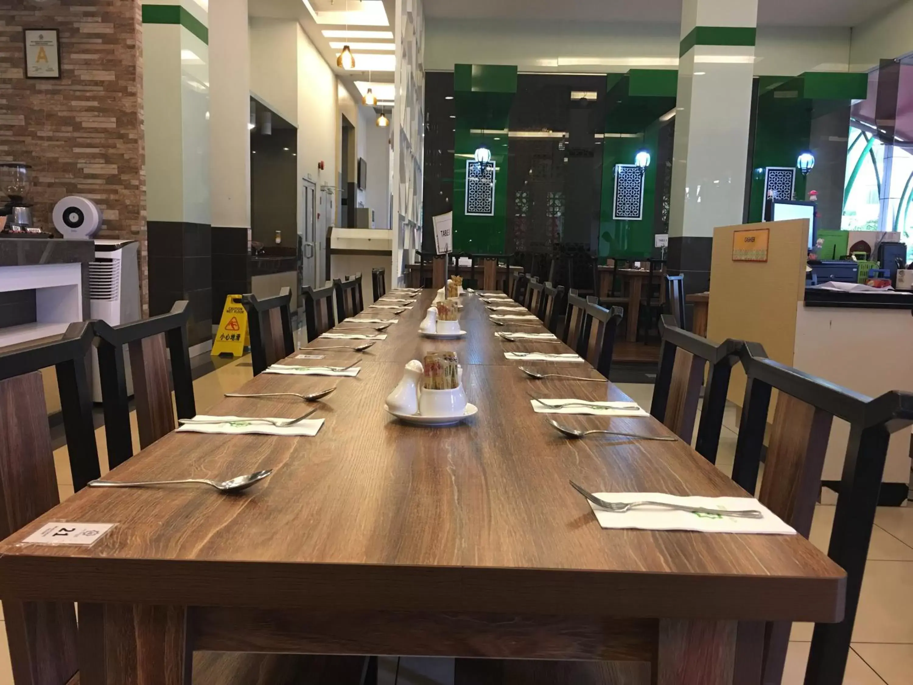 Restaurant/Places to Eat in HIG Hotel