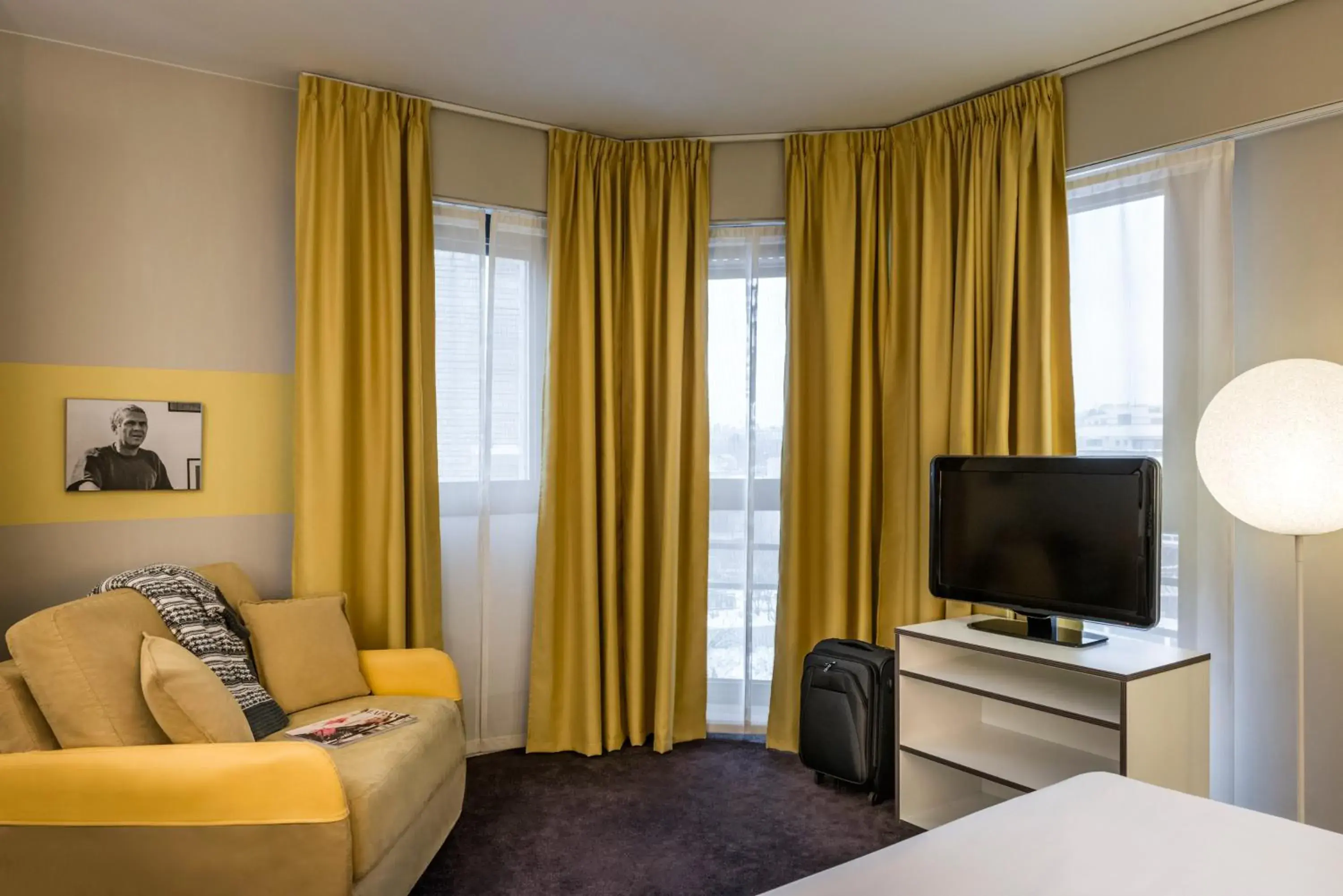 TV and multimedia, Seating Area in AppartHotel Mercure Paris Boulogne