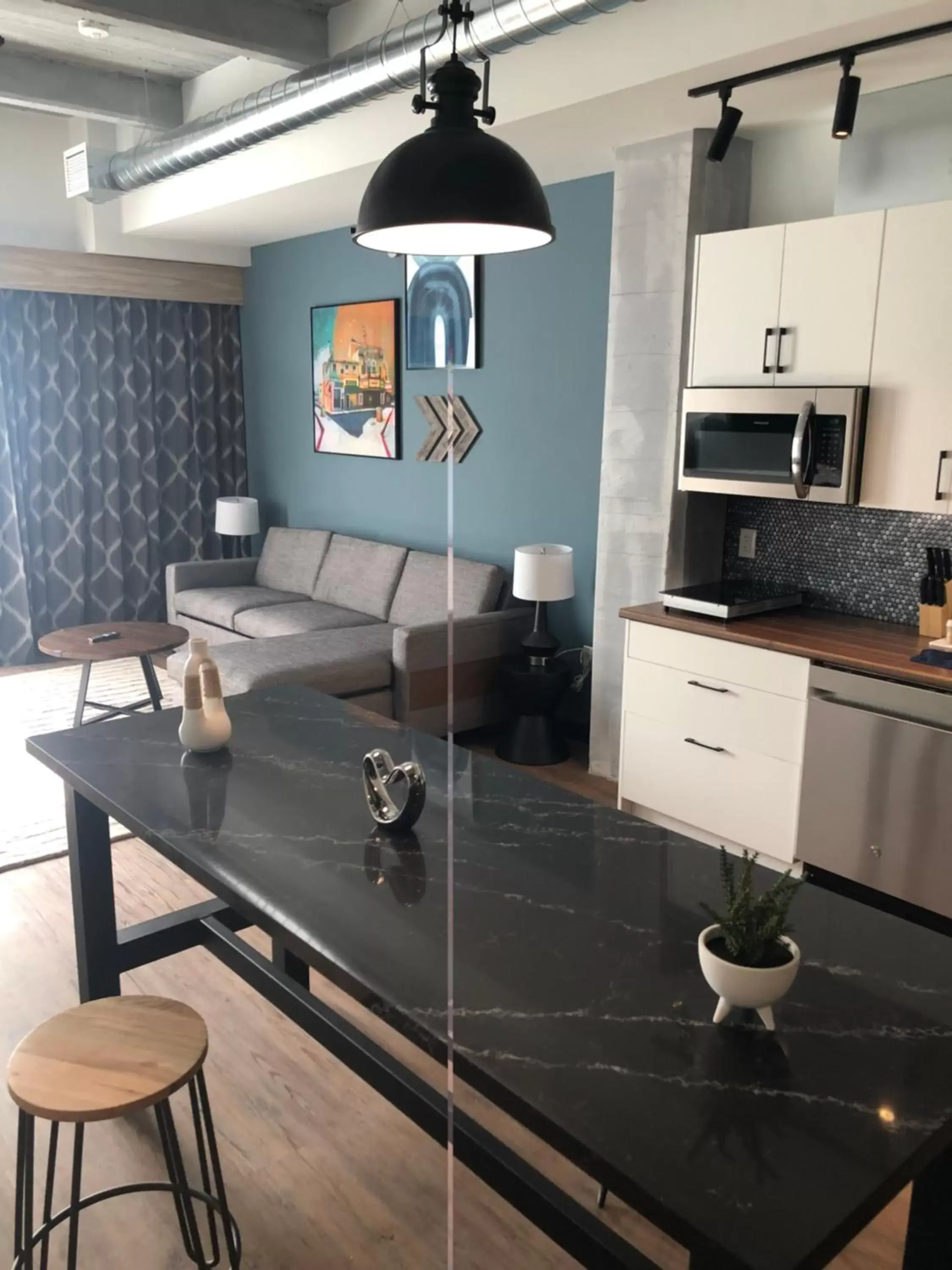 Kitchen or kitchenette, Seating Area in Cannery Lofts Niagara