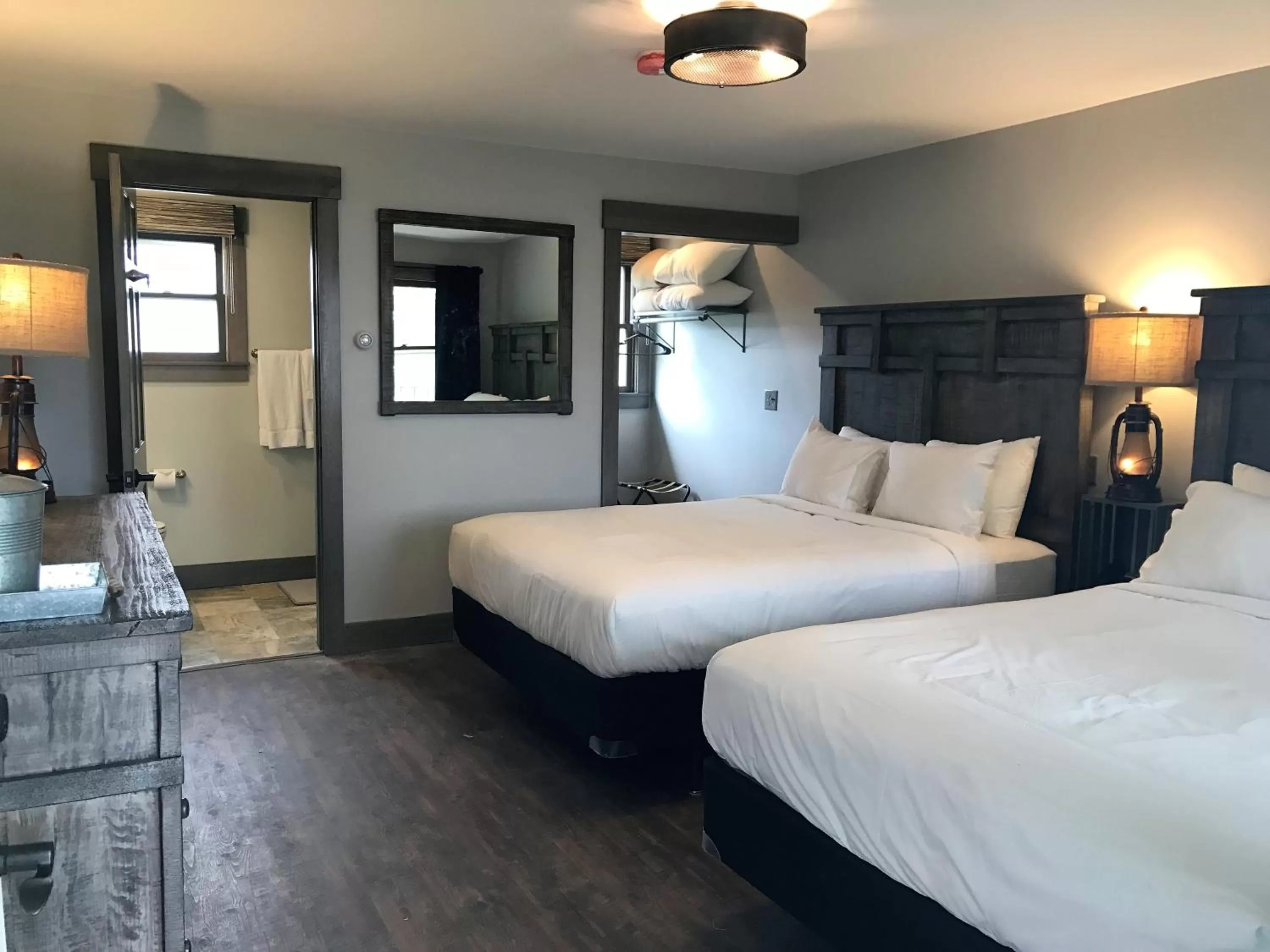 Bed in Lake Bomoseen Lodge