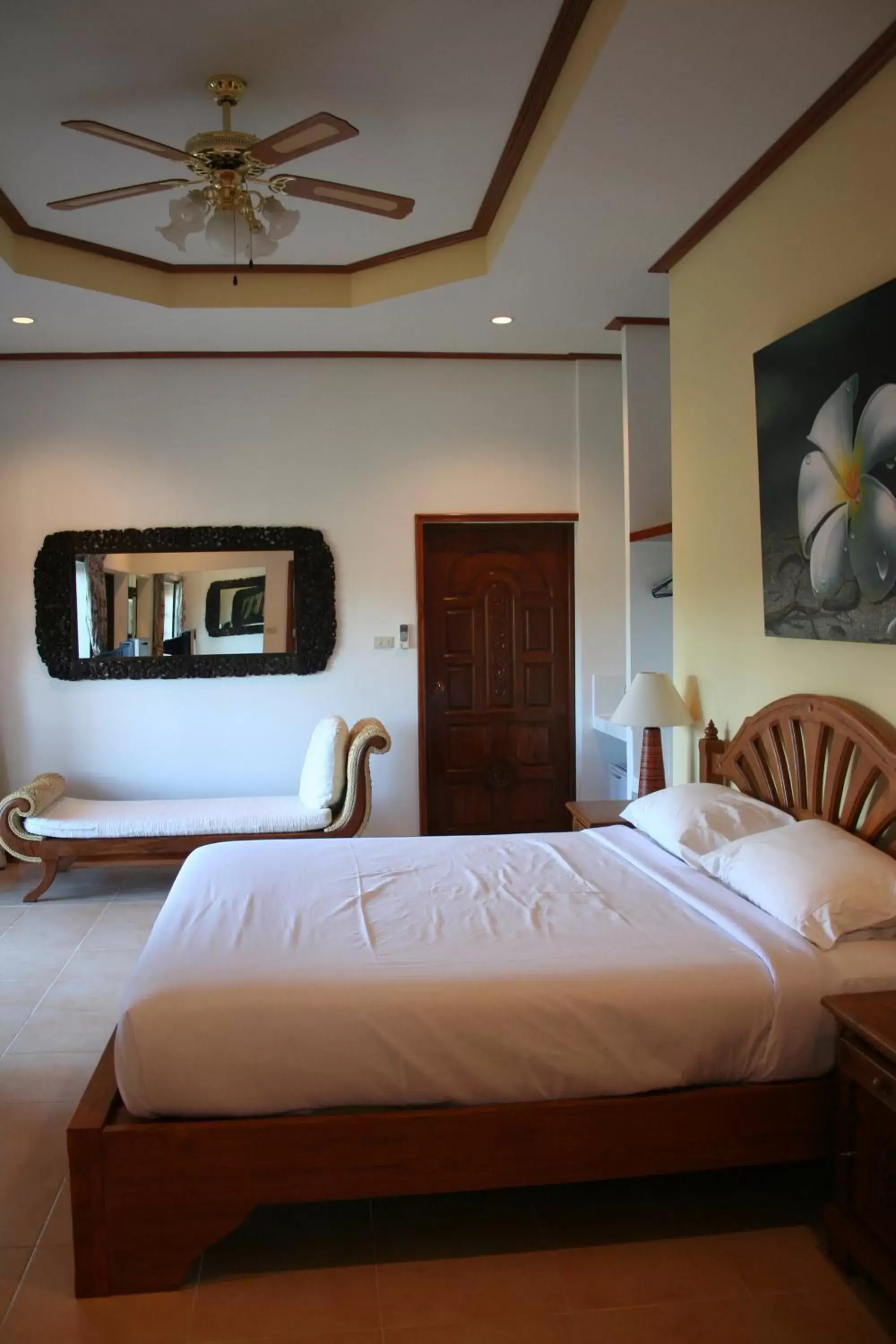 Photo of the whole room, Bed in Long Beach Inn Photo of the whole room, Bed in Long Beach Inn