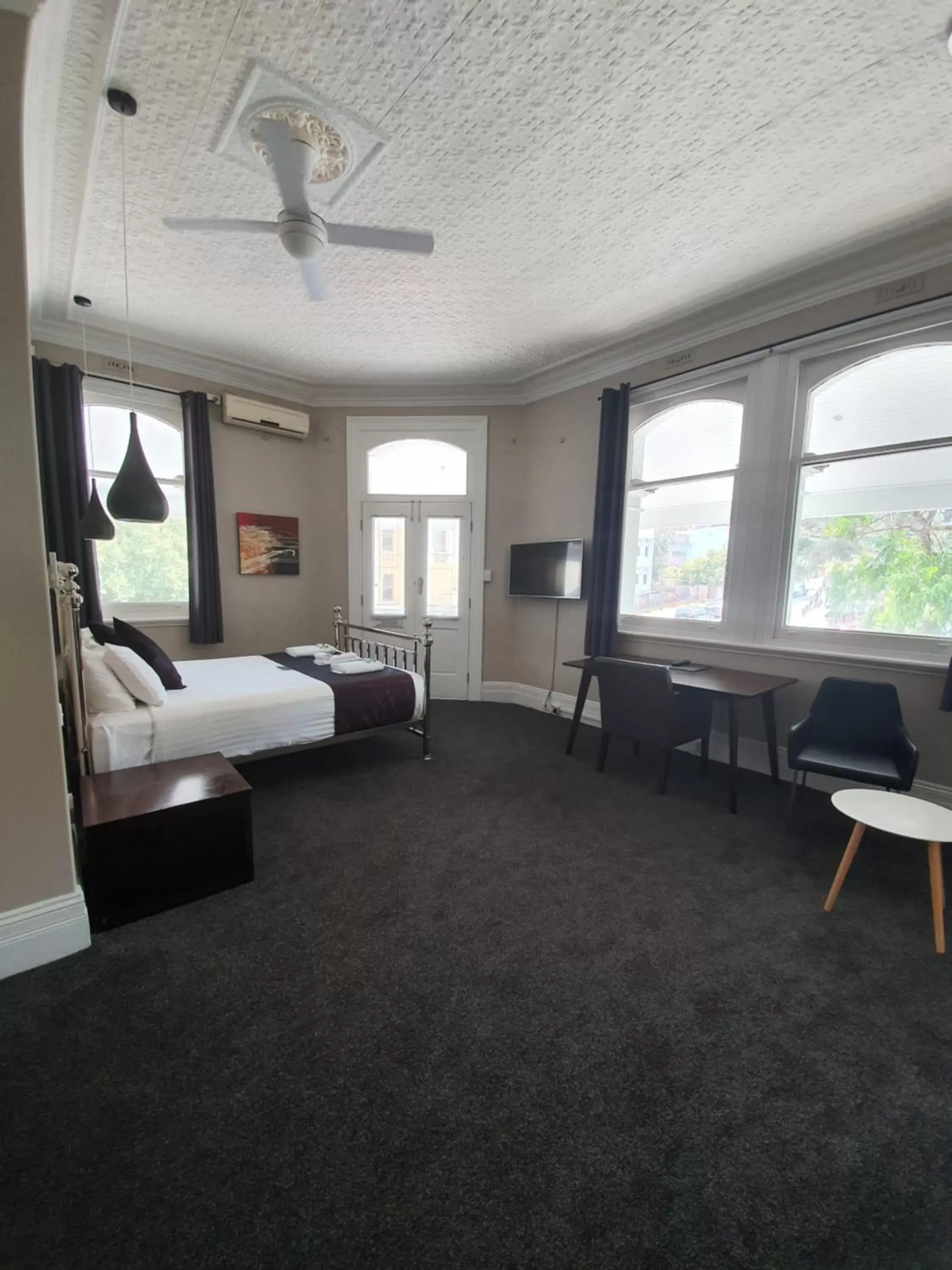 Large King Room with Balcony Room 7 in Grand Hotel Large King Room with Balcony Room 7 in Grand Hotel