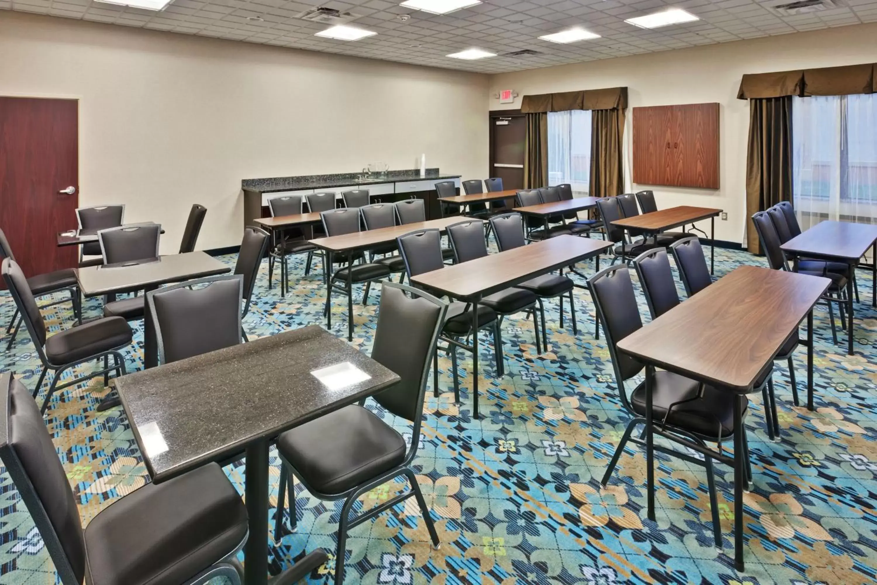 Meeting/conference room in Holiday Inn Express & Suites - New Philadelphia Southwest, an IHG Hotel