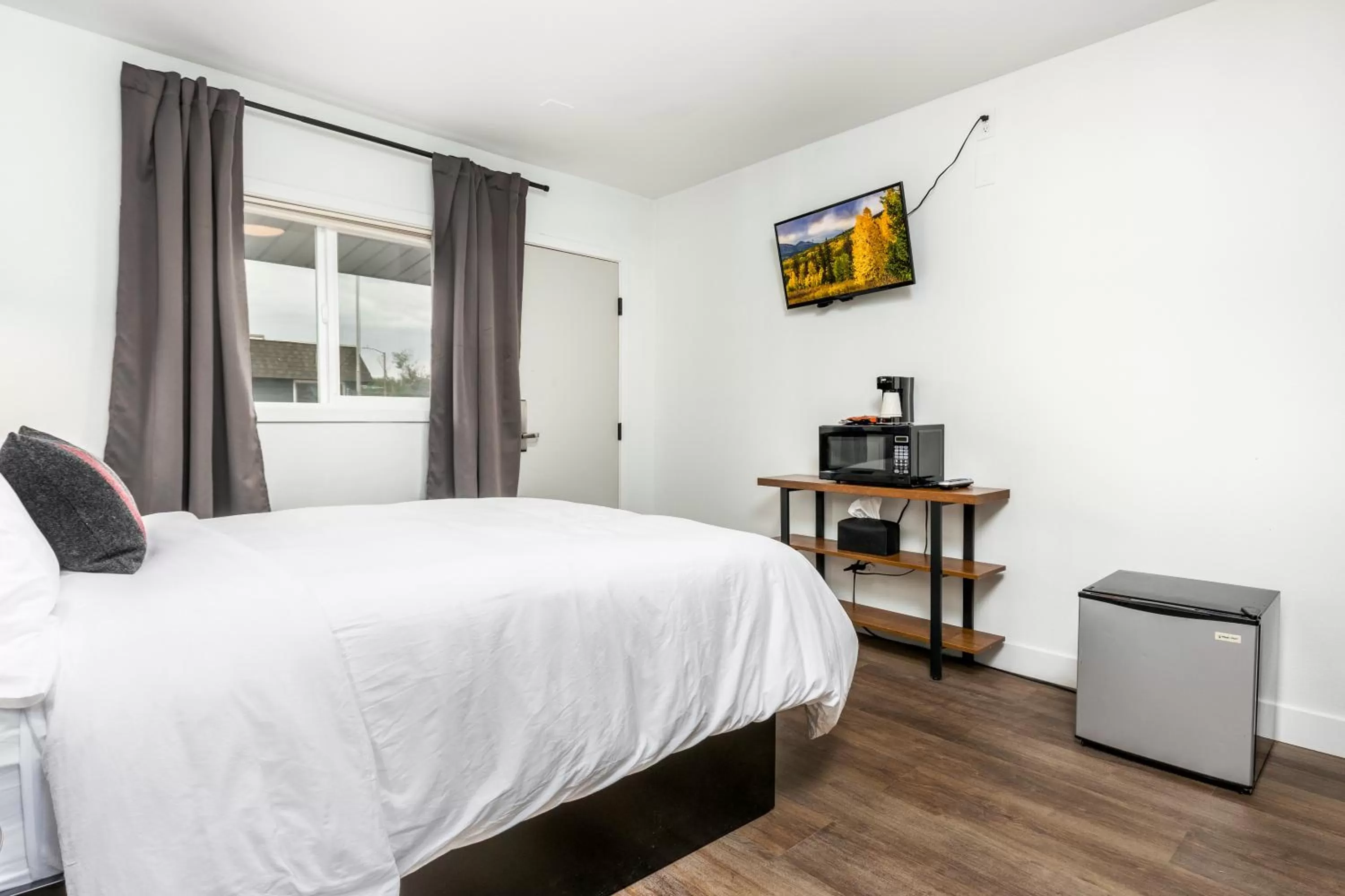 Bedroom, Bed in Minecart Motor Lodge