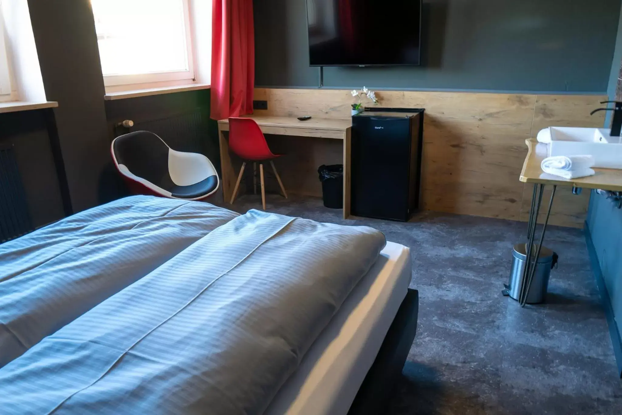 Bedroom, TV/Entertainment Center in Hotel Mecklenheide