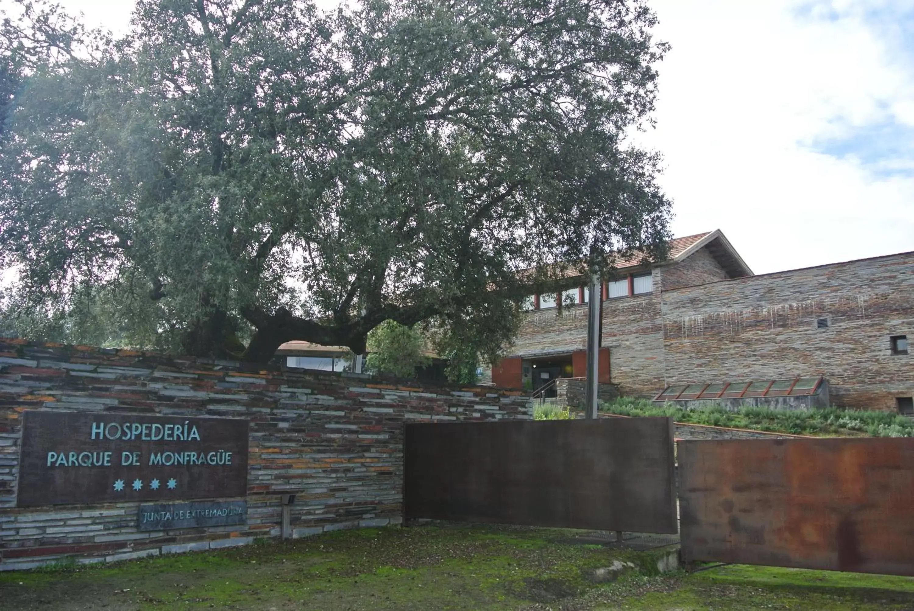 Facade/entrance, Property Building in Hospederia Parque de Monfragüe