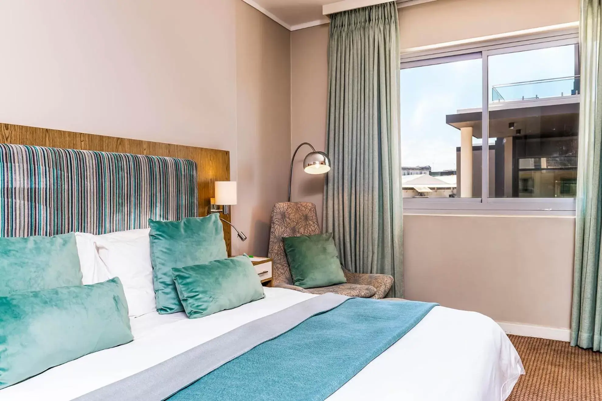 Bed in aha Harbour Bridge Hotel & Suites