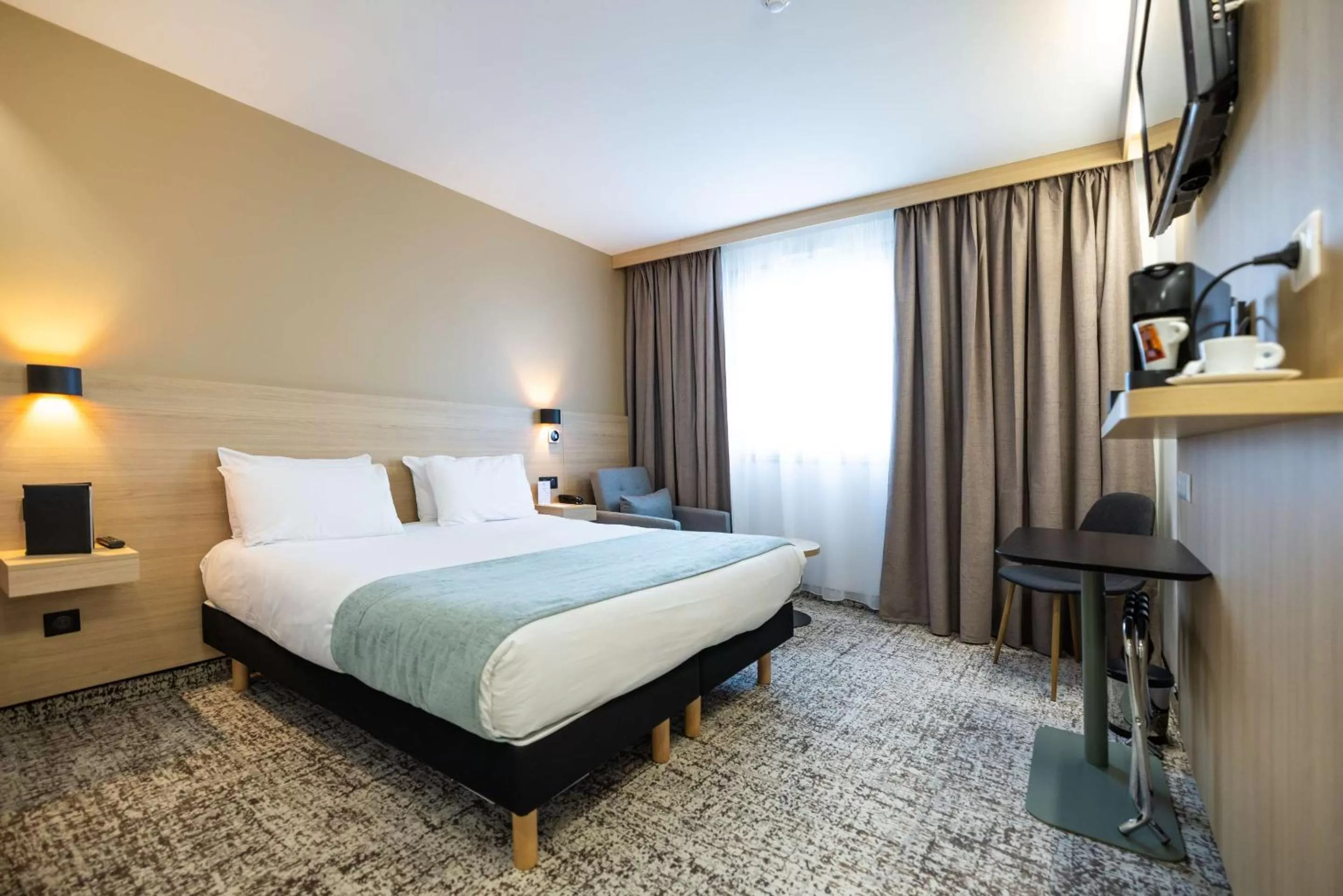 Photo of the whole room, Bed in Sure Hotel by Best Western Bordeaux Lac