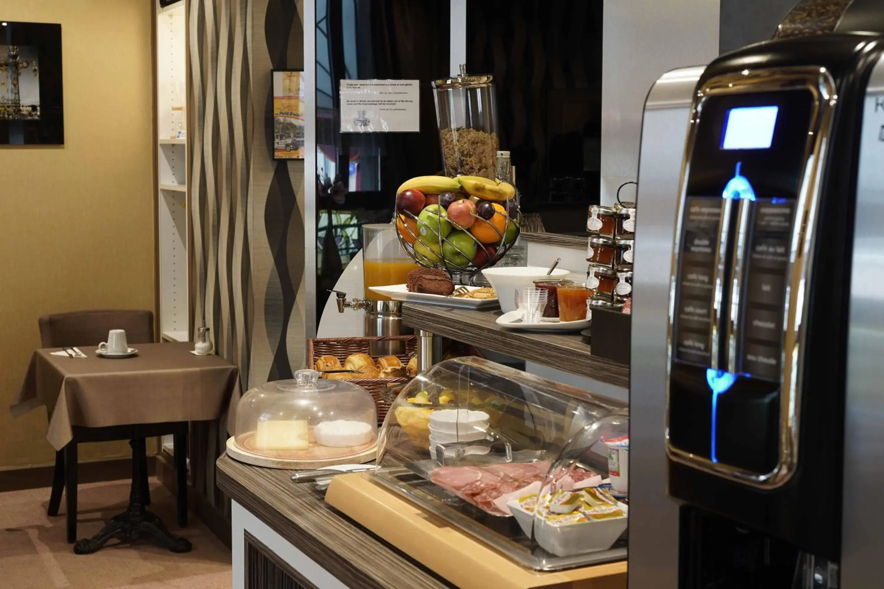 Buffet breakfast, Restaurant/Places to Eat in Cit'Hotel La Résidence