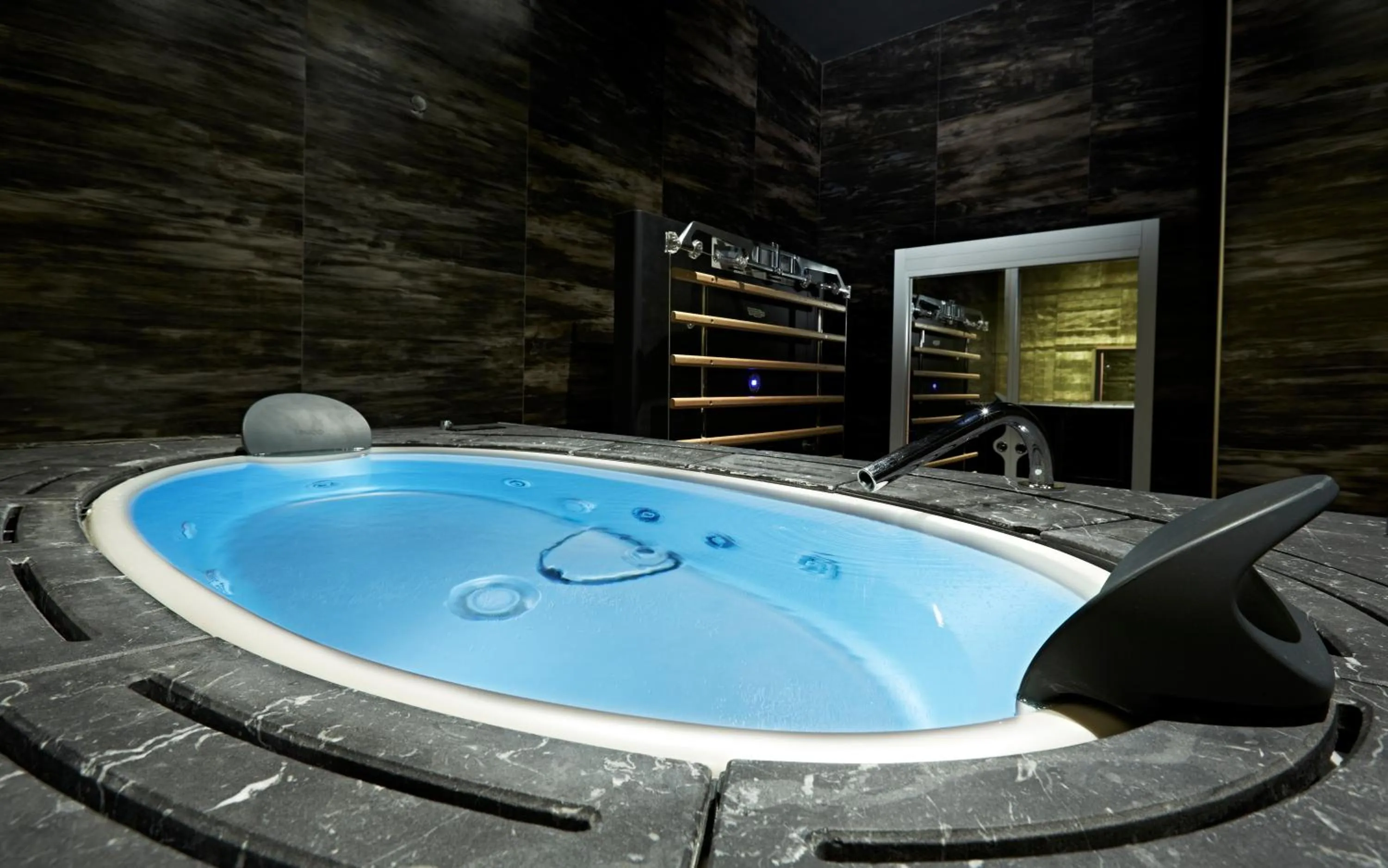 Bath, Swimming Pool in Spagna Royal Suite