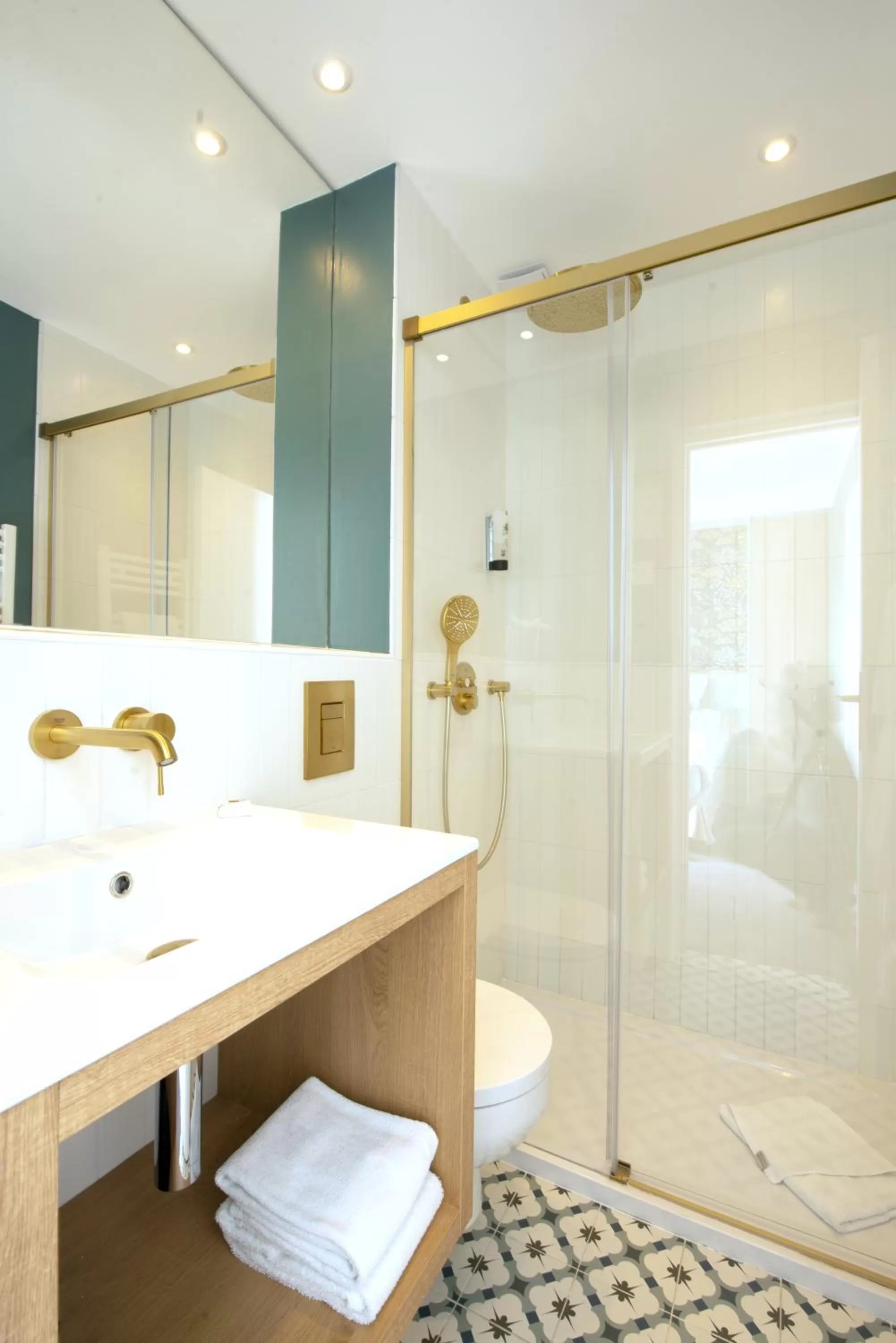 Bathroom in Hôtel des Batignolles