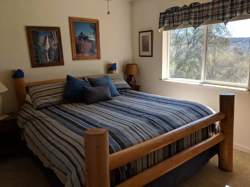 Bedroom, Bed in Yosemite Nights Bed & Breakfast