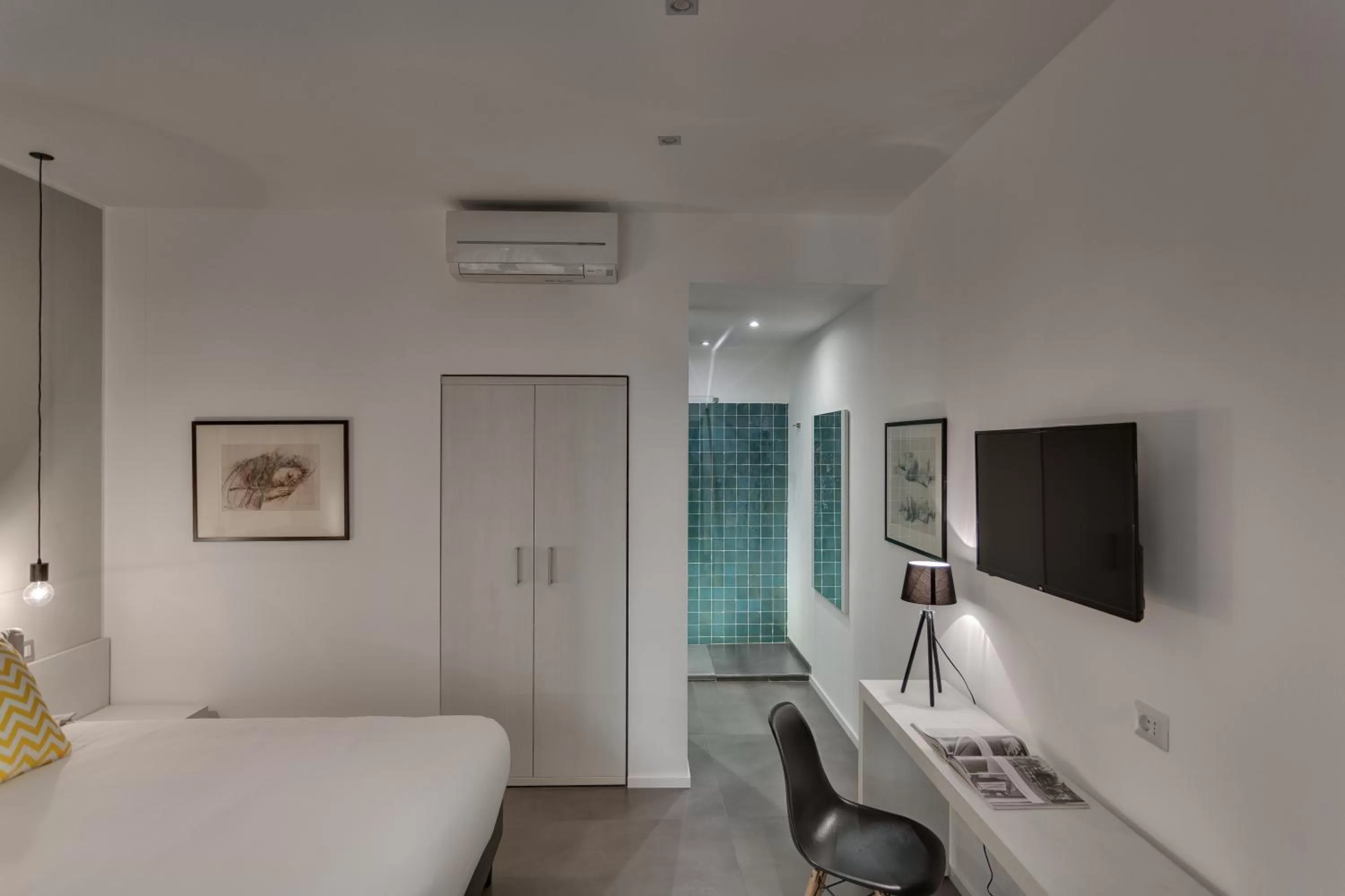 Shower, Bed in Navona Theatre Hotel