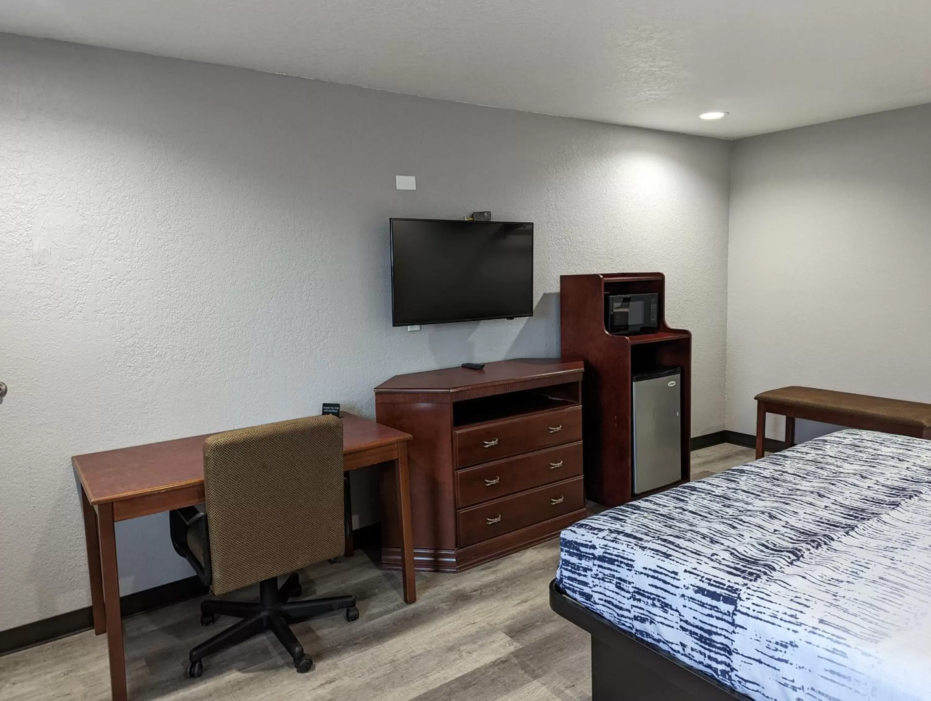 Property building, TV/Entertainment Center in OKC Hotel