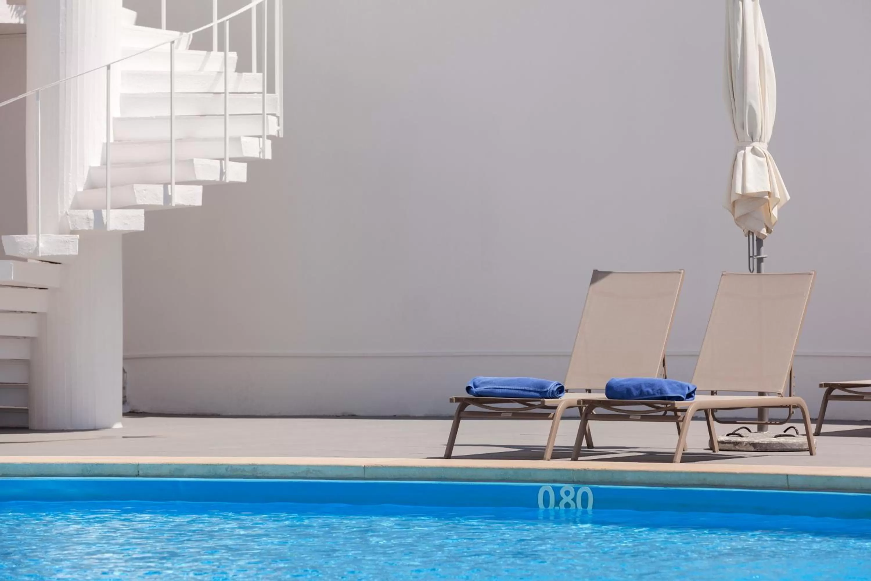 Swimming pool in Carcavelos Beach Hotel