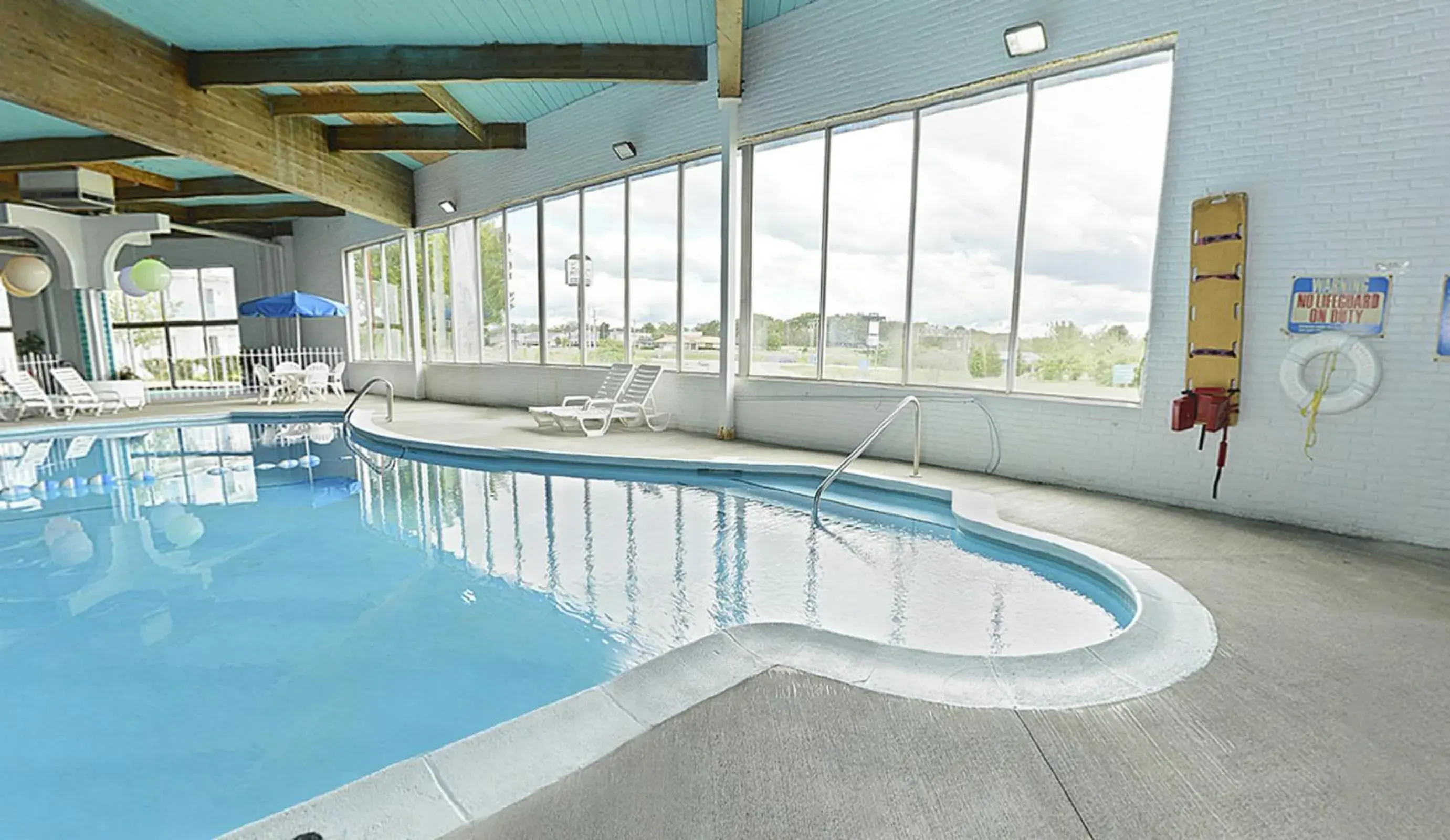 Day, Swimming Pool in Howard Johnson by Wyndham Benton Harbor