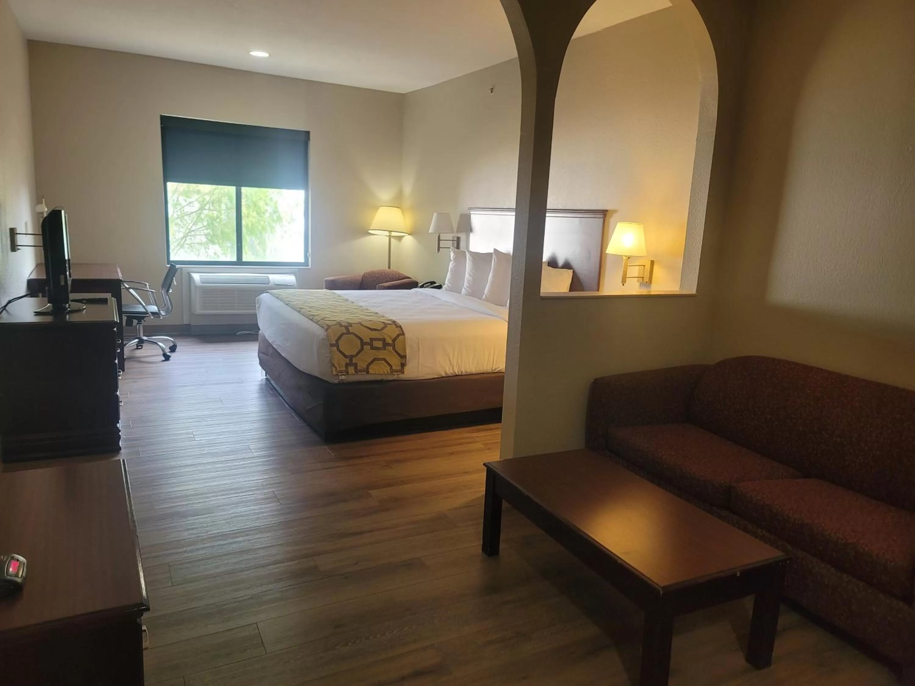 Photo of the whole room, Bed in Baymont by Wyndham Houston Brookhollow